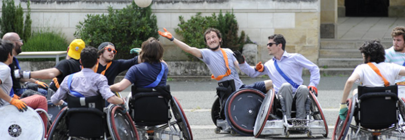 Visuel présentant un groupe de jeunes hommes pratiquant un handisport