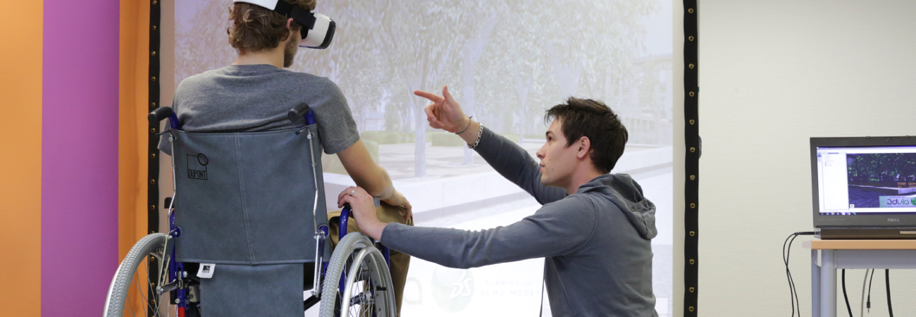 Visuel présentant une personne avec un casque de réalité virtuelle, accompagné pas un homme positionné sur le côté