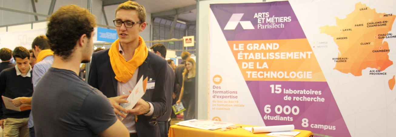 Etudiant ambassadeur Arts et Métiers lors d'un salon