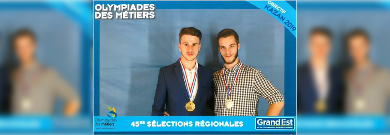 Tony LACKOVIC, à droite, avec son coéquipier; médaillés de la finale régionale Grand Est en mécatronique