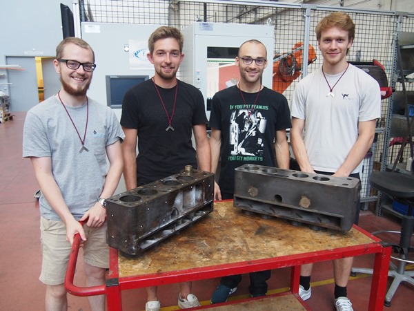 Des étudiants reconstituent un bloc moteur des années 30 avec des outils 4.0