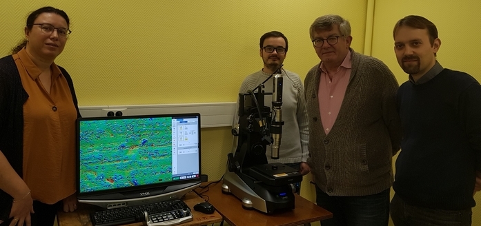 Myriam Dumont, Alex Montagne, Thierry Coorevits et Adrien Van Gorp devant le microscope numérique 3D VHX de Keyence. 