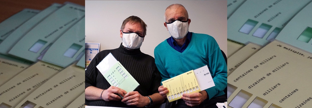 Henri Fresko enseignant sur le campus de Lille chargé de l’ouverture sociale, et Olivier Roussette, ingénieur de recherche, confectionnent des glisse-nombres pour les écoles élémentaires.