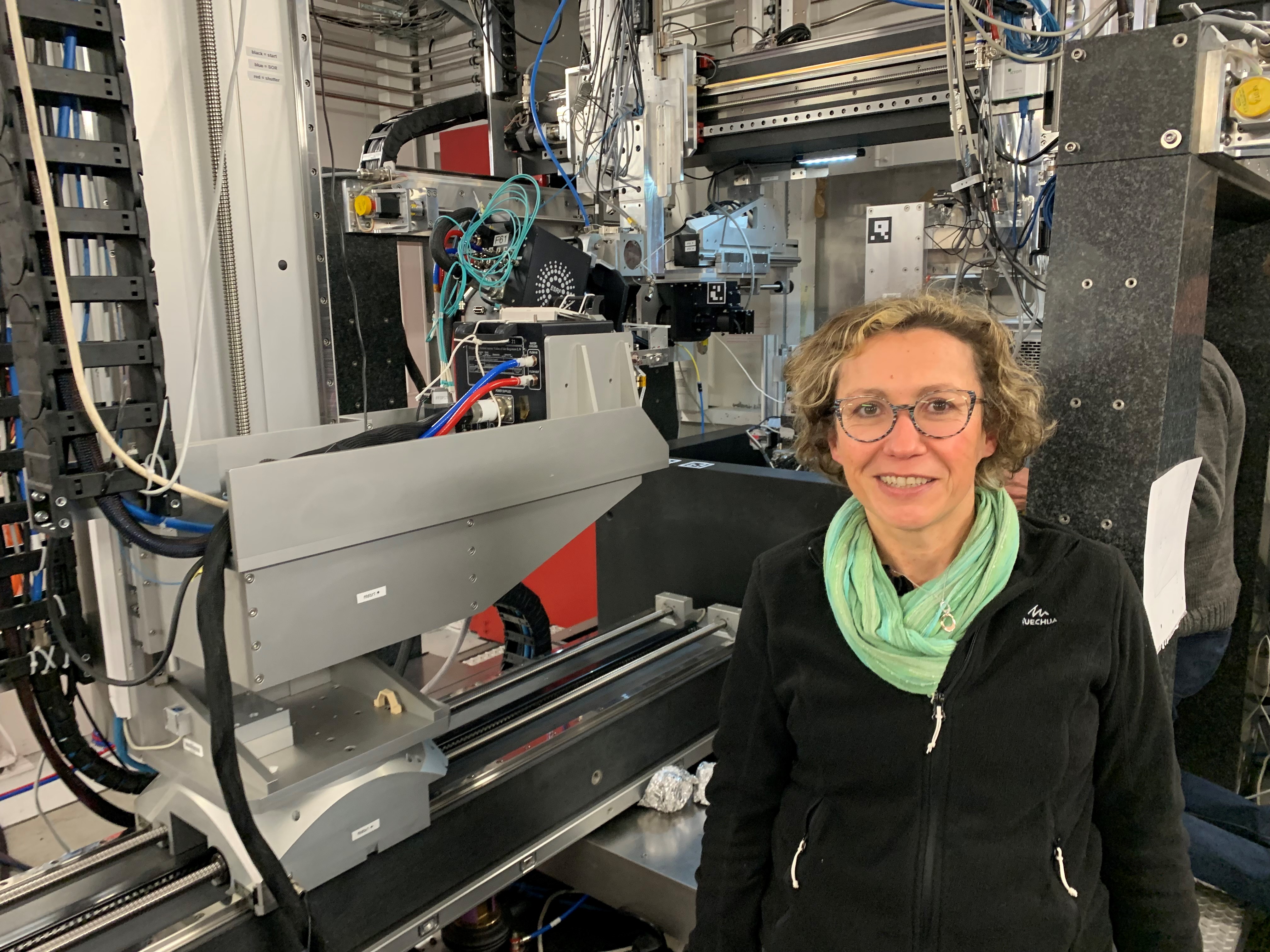 Sophie Berveiller, enseignante-chercheuse sur la ligne de lumière au synchrotron européen