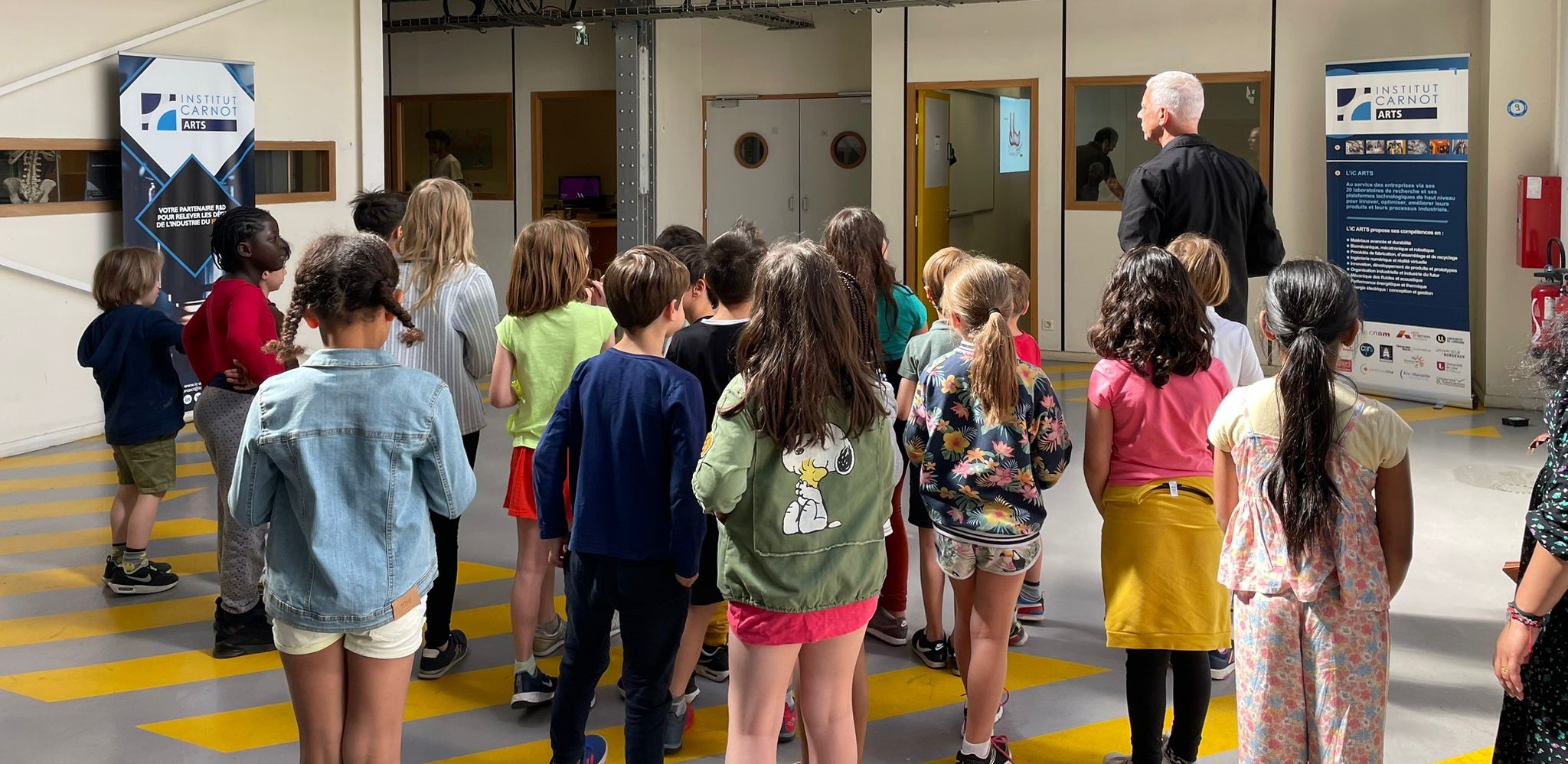 Enfants de primaire qui découvre un laboratoire