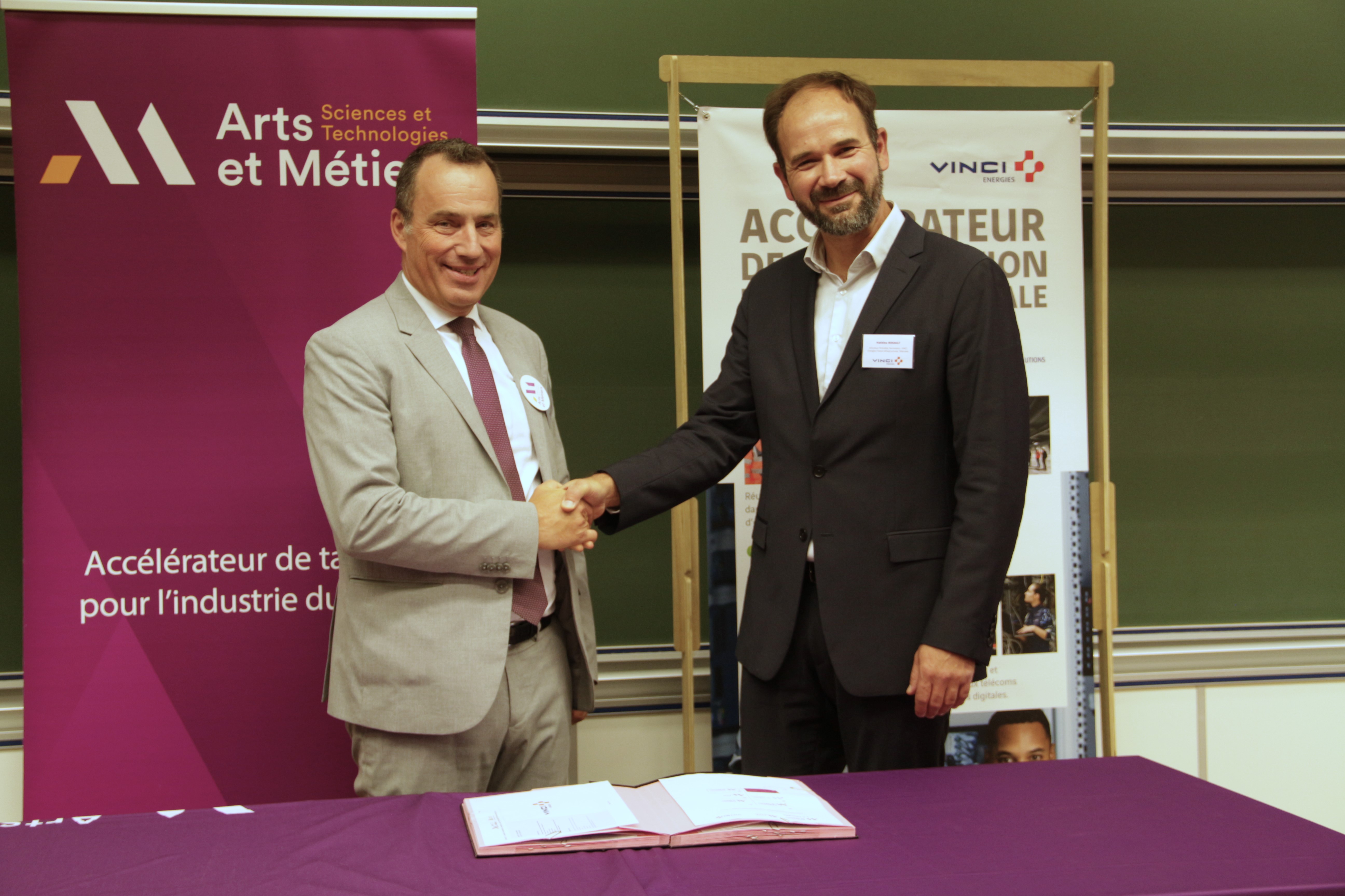 Signature de convention VINCI