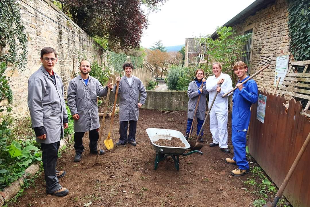 300 élèves en 1re année du Programme Grande Ecole Arts et Métiers des campus de Châlons-en-Champagne et de Cluny se sont lancé le défi d'accomplir ensemble des chantiers de réhabilitation et de rénovation pour 10 associations clunisoises.