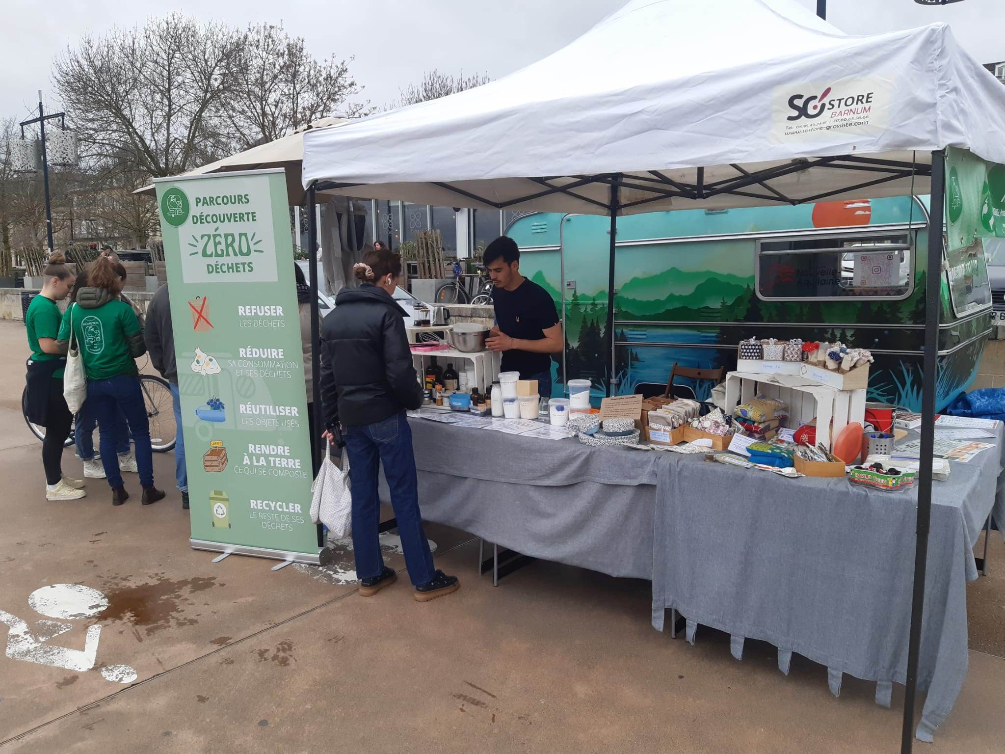 Une caravane remise en état par l'association permet de se faire connaître et d’organiser des ateliers Do It Yourself.