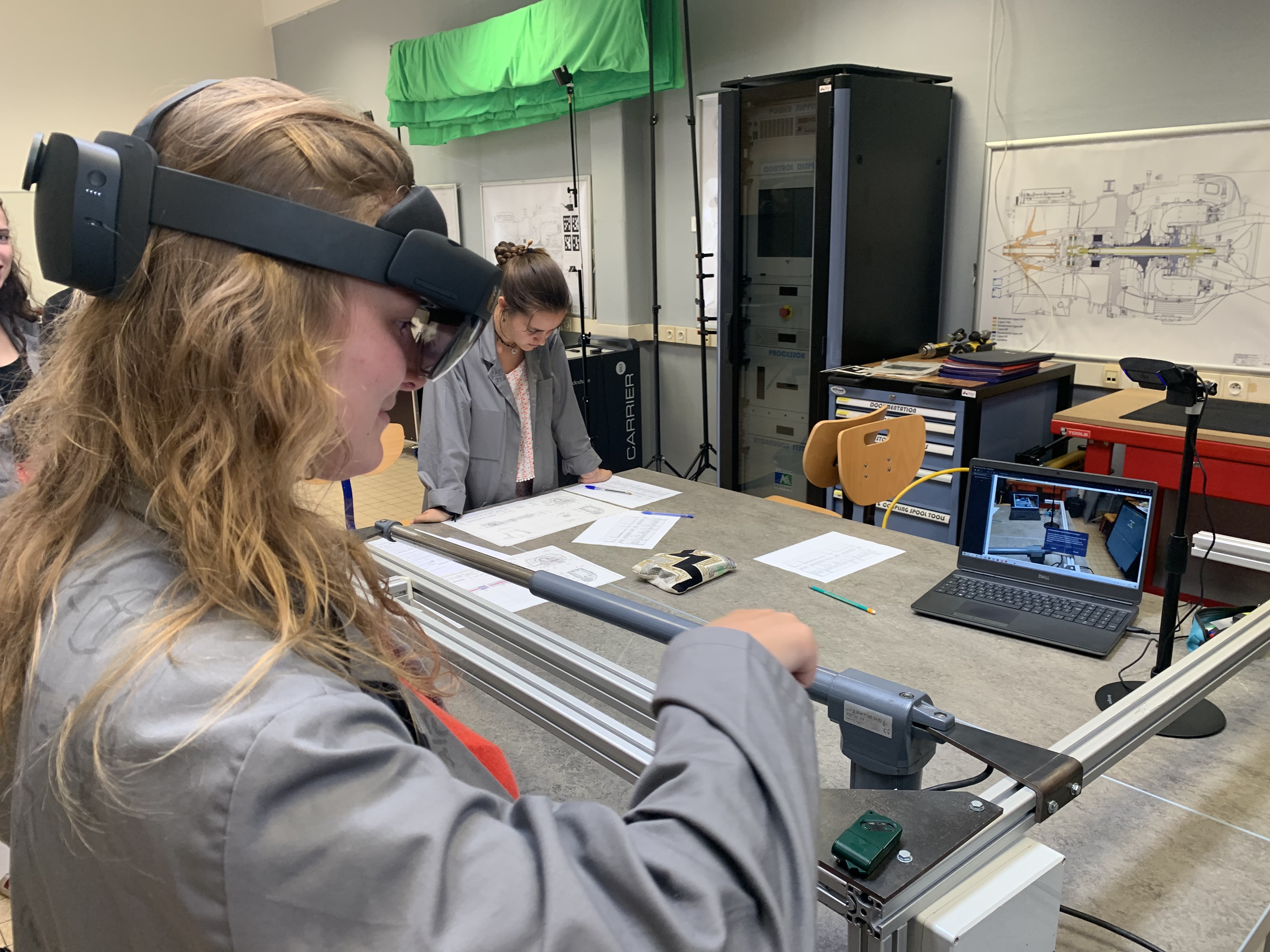 jeune femme avec un casque de réalité étendue qui travaille 
