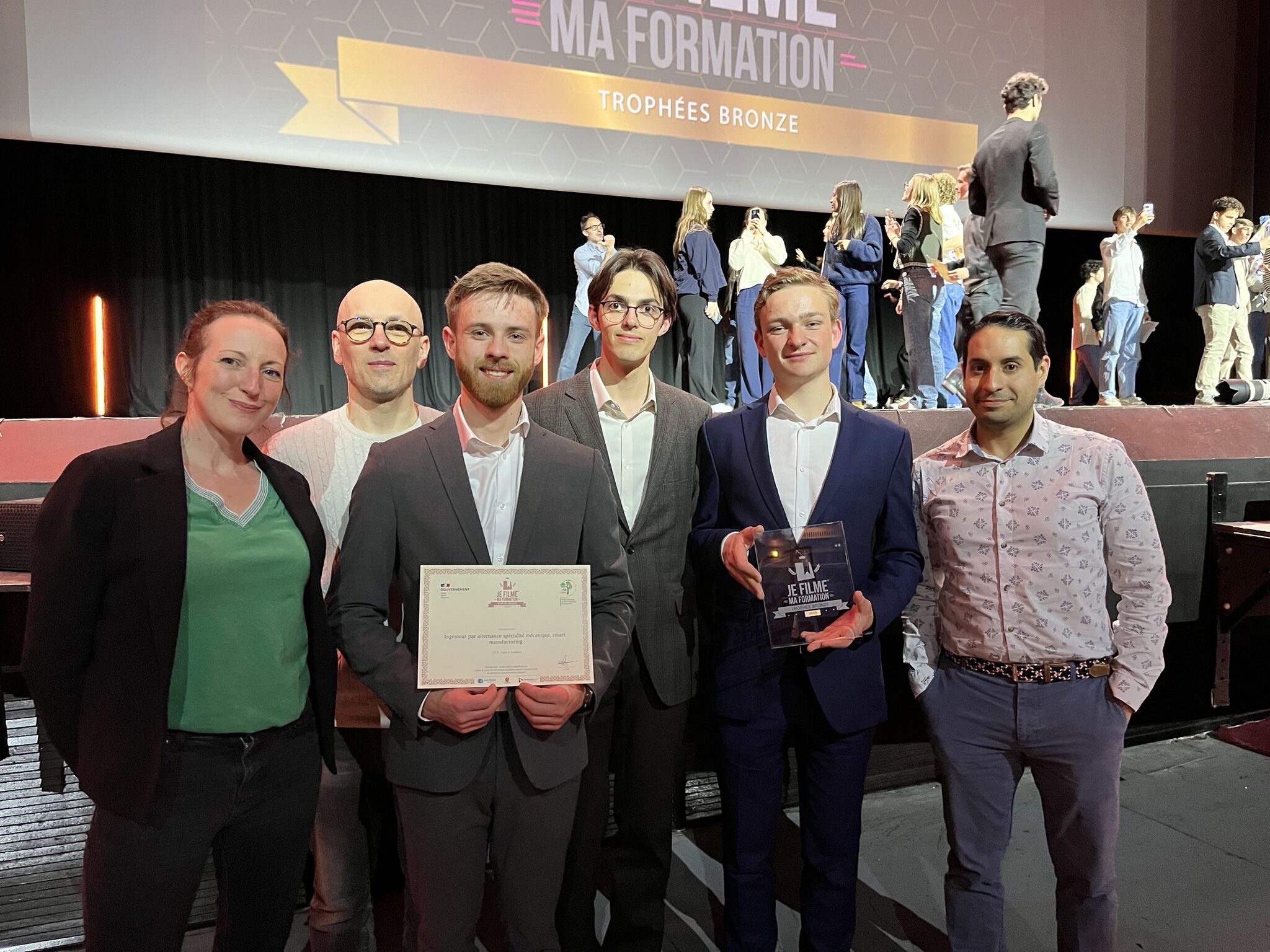 Un trophée remportés par des étudiant·e·s au concours "Je filme ma formation"