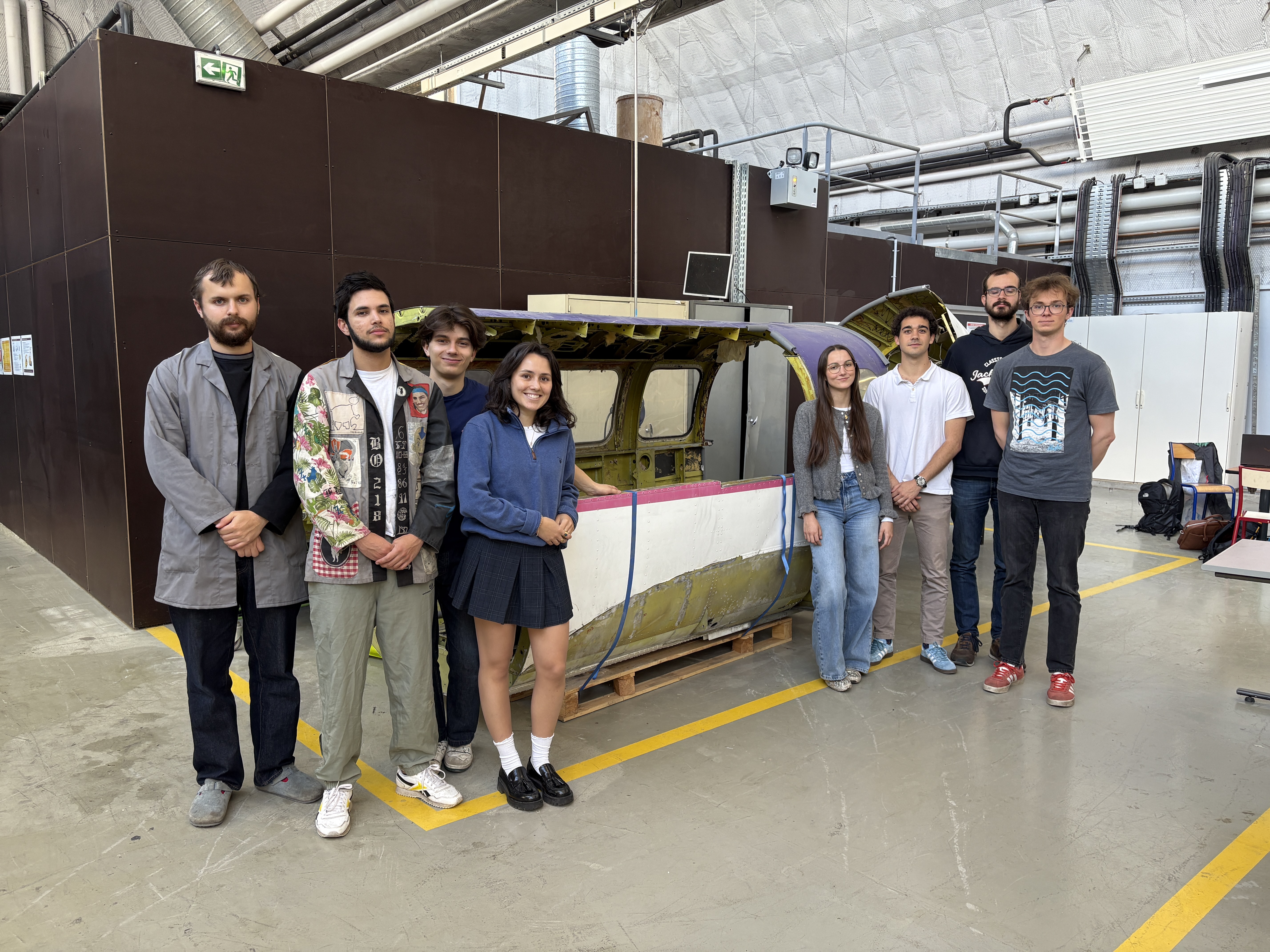 groupe élèves devant un avion