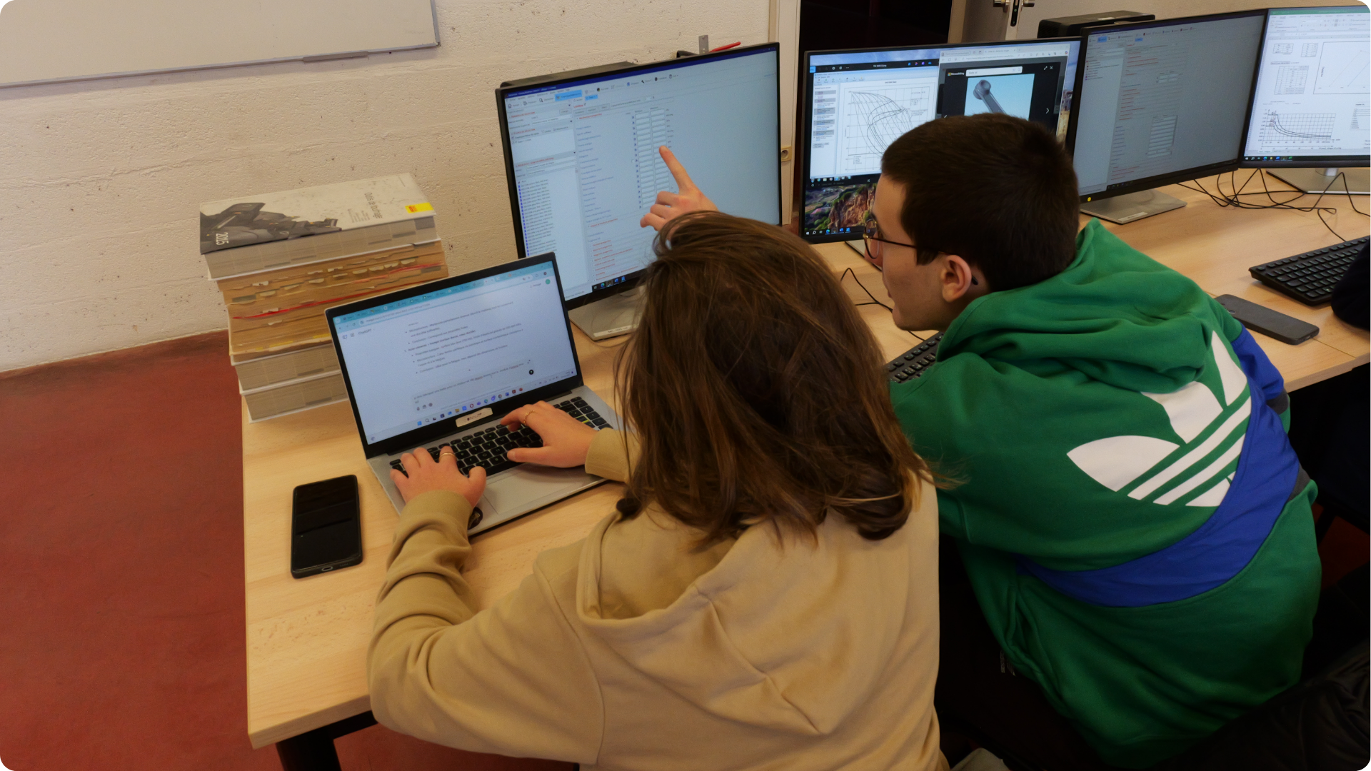 Des élèves ingénieurs en cours de matériaux.