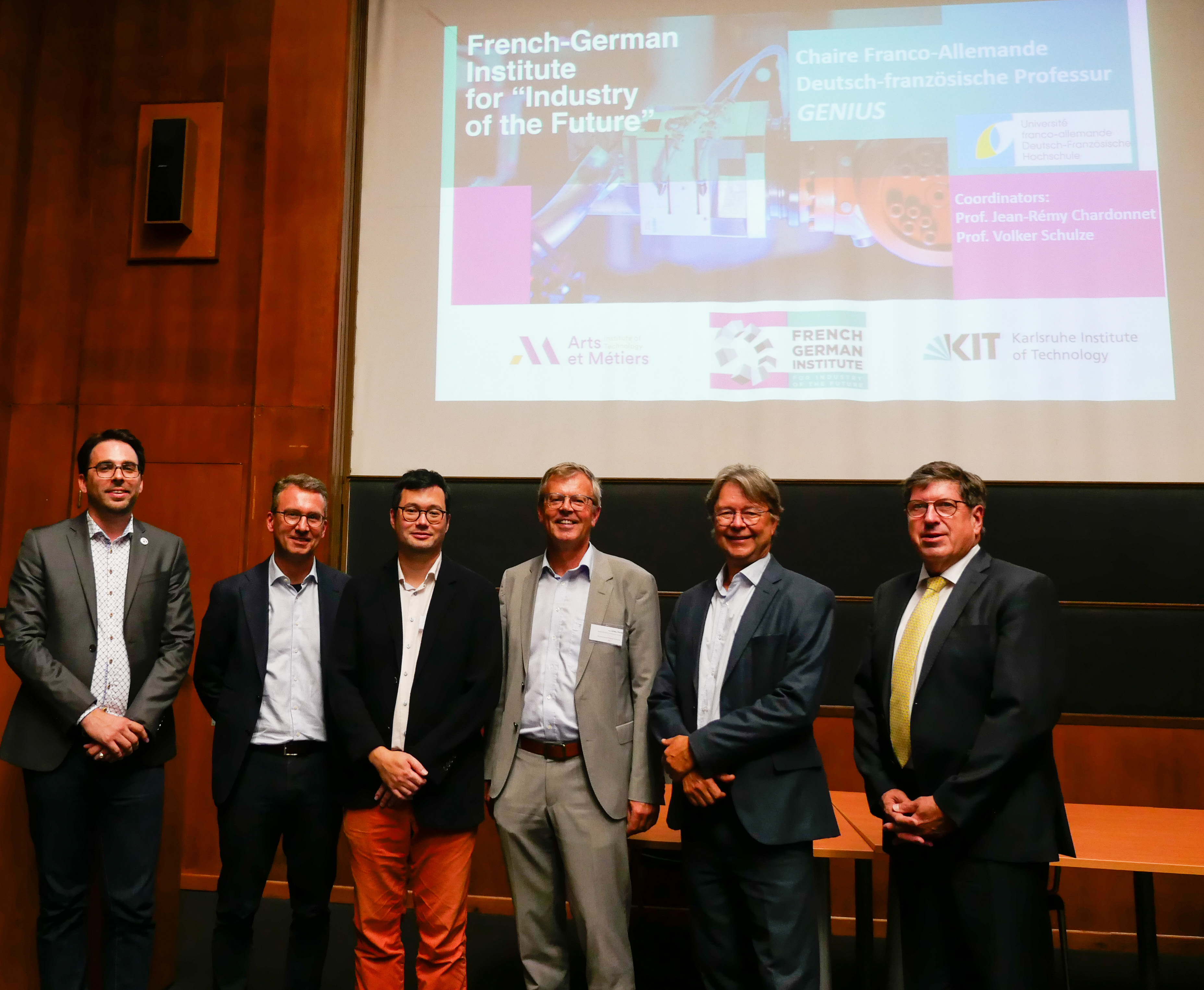 groupe d'hommes devant une présentation