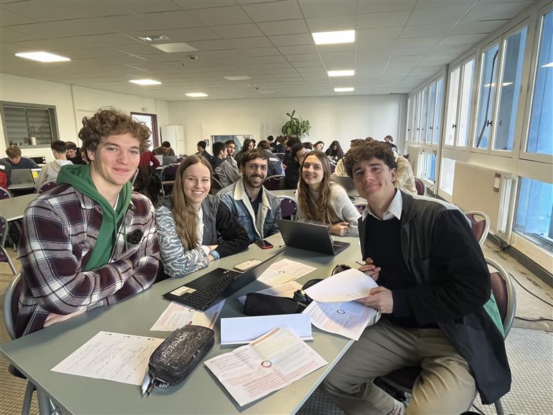 étudiants qui travaillent