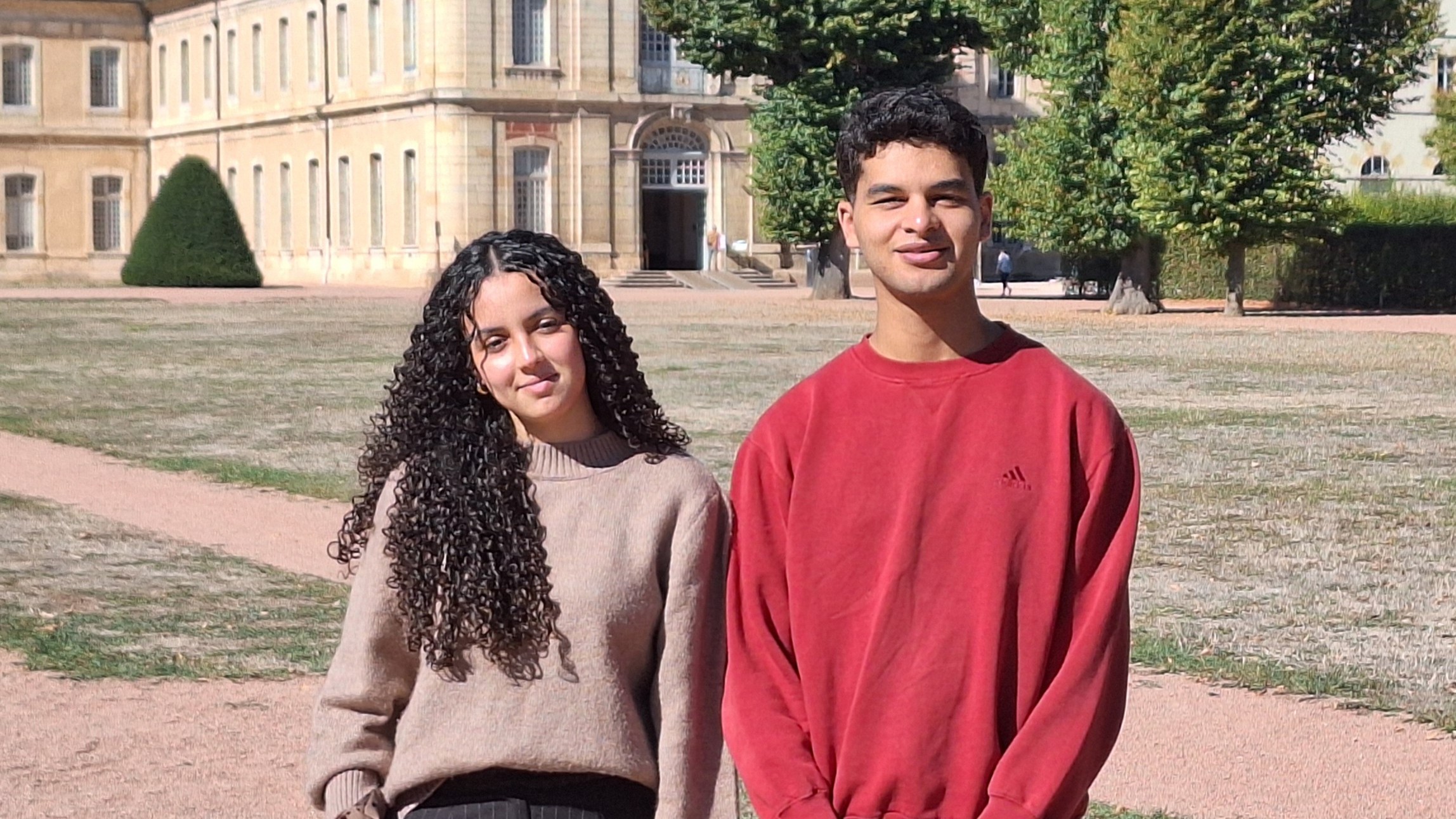 Ihssane Baraghen et Mohammed Derssi devant le bâtiment de l’ababye de Cluny.