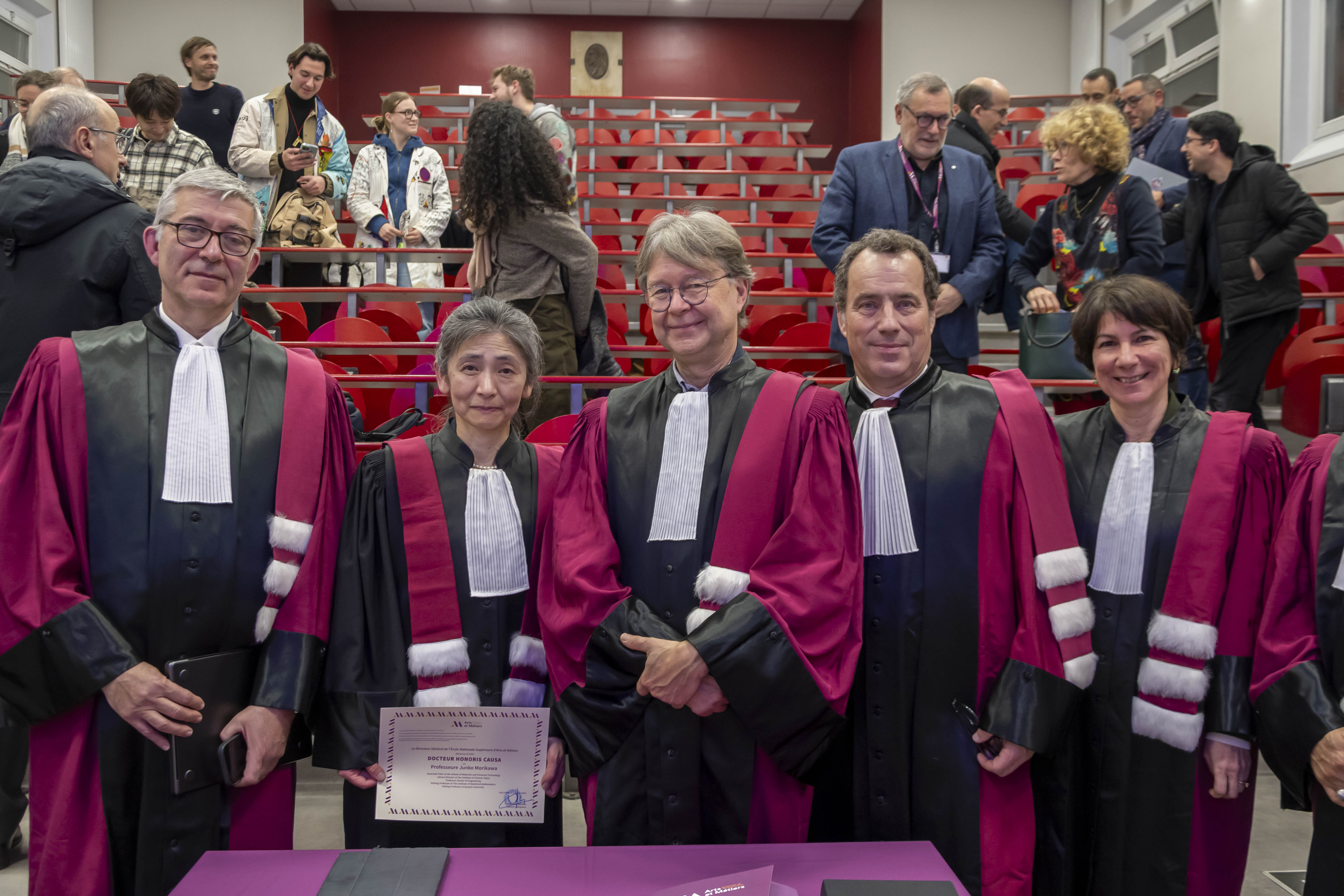 5 personnes qui posent pour la photo avec le titre de Docteur Honoris Causa à Junko Morikawa
