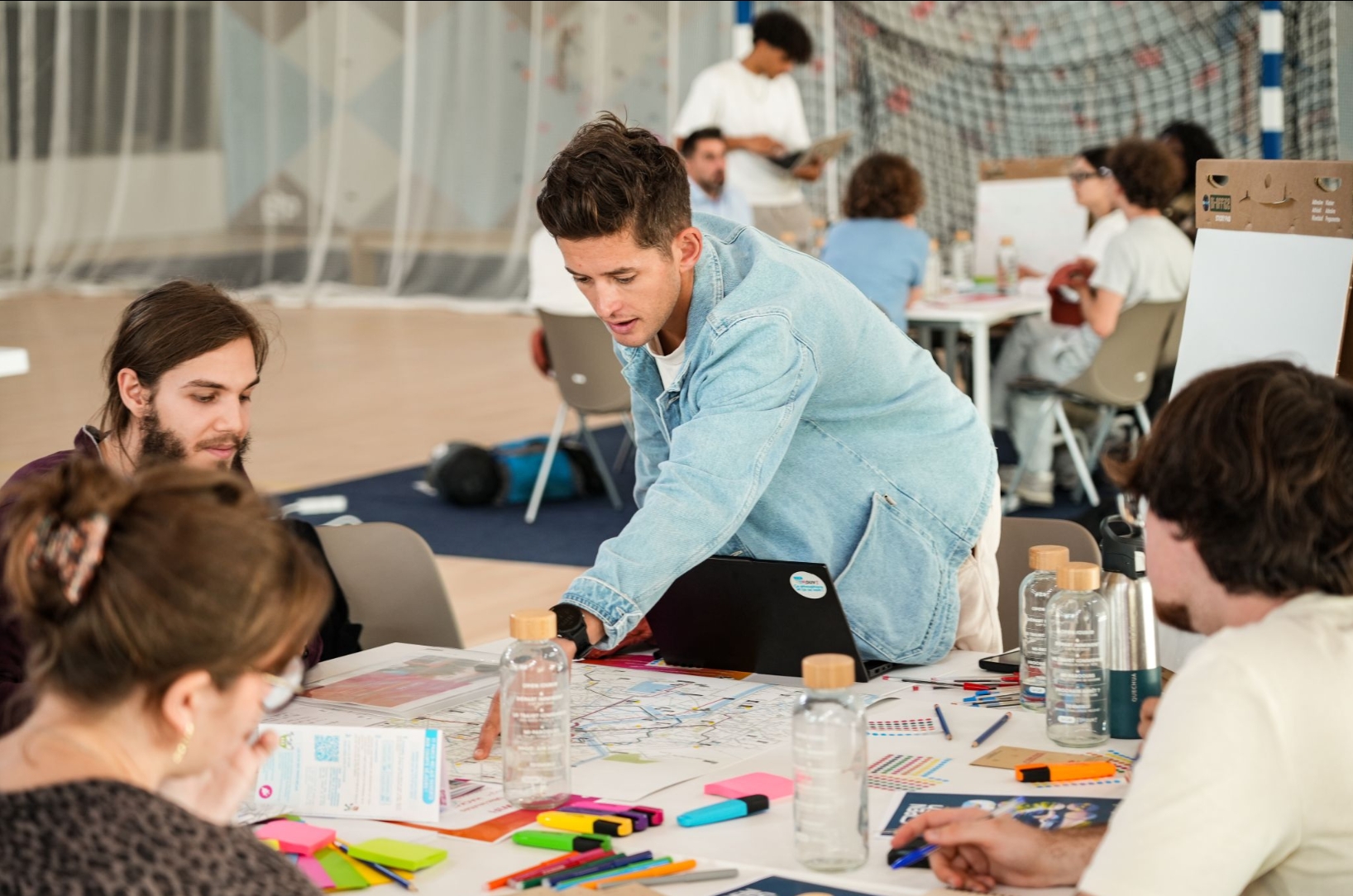 jeune homme travaillant sur un projet
