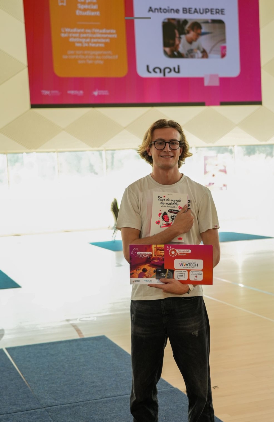 jeune homme qui a gagné un prix