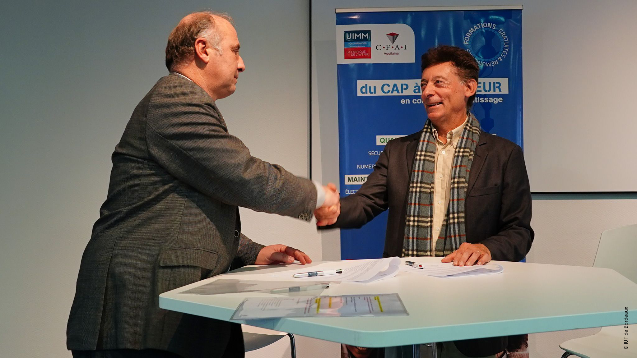 hommes se serrant la main