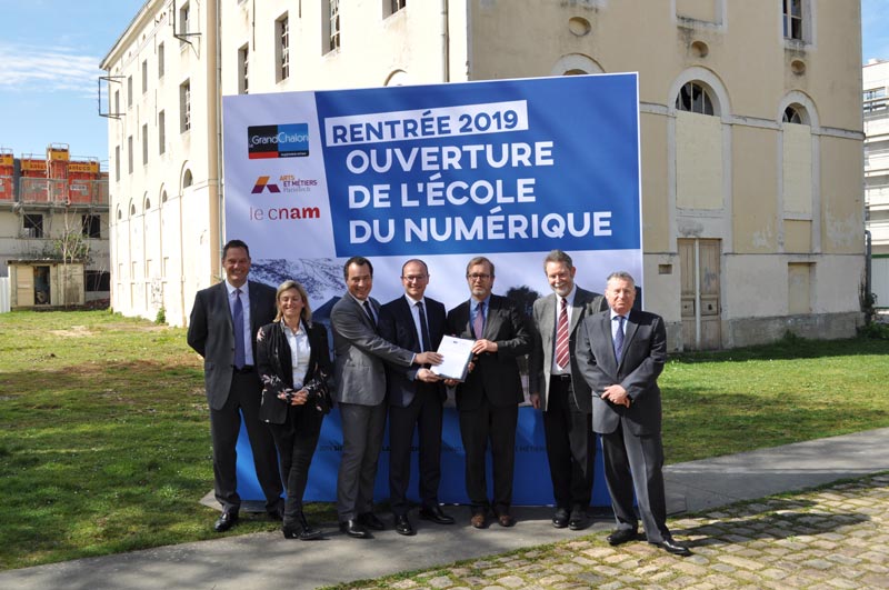 Signature d'une formation sur le numénique