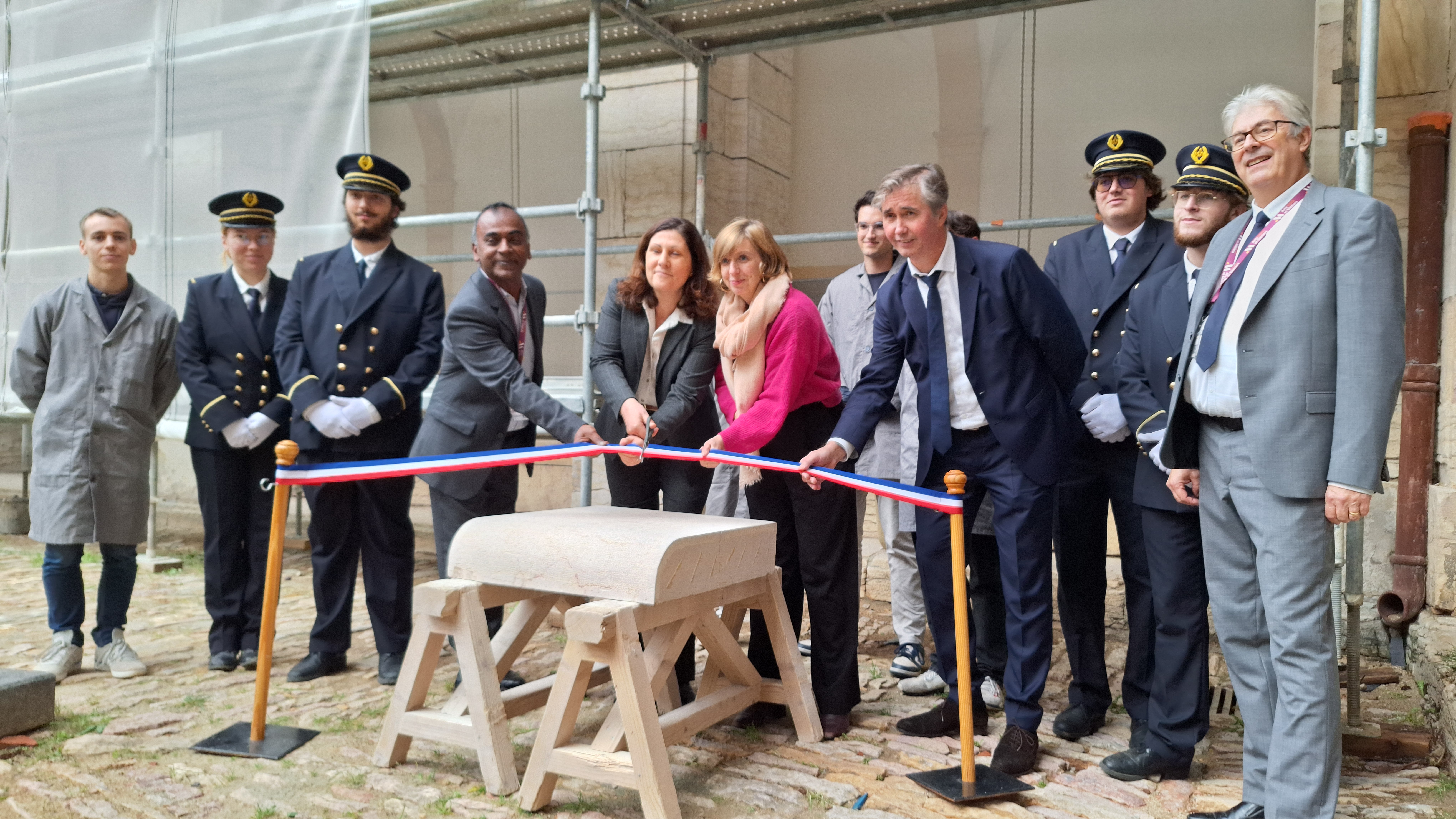 Titre Pose de la 1re pierre de la Résidence étudiante du campus de Cluny