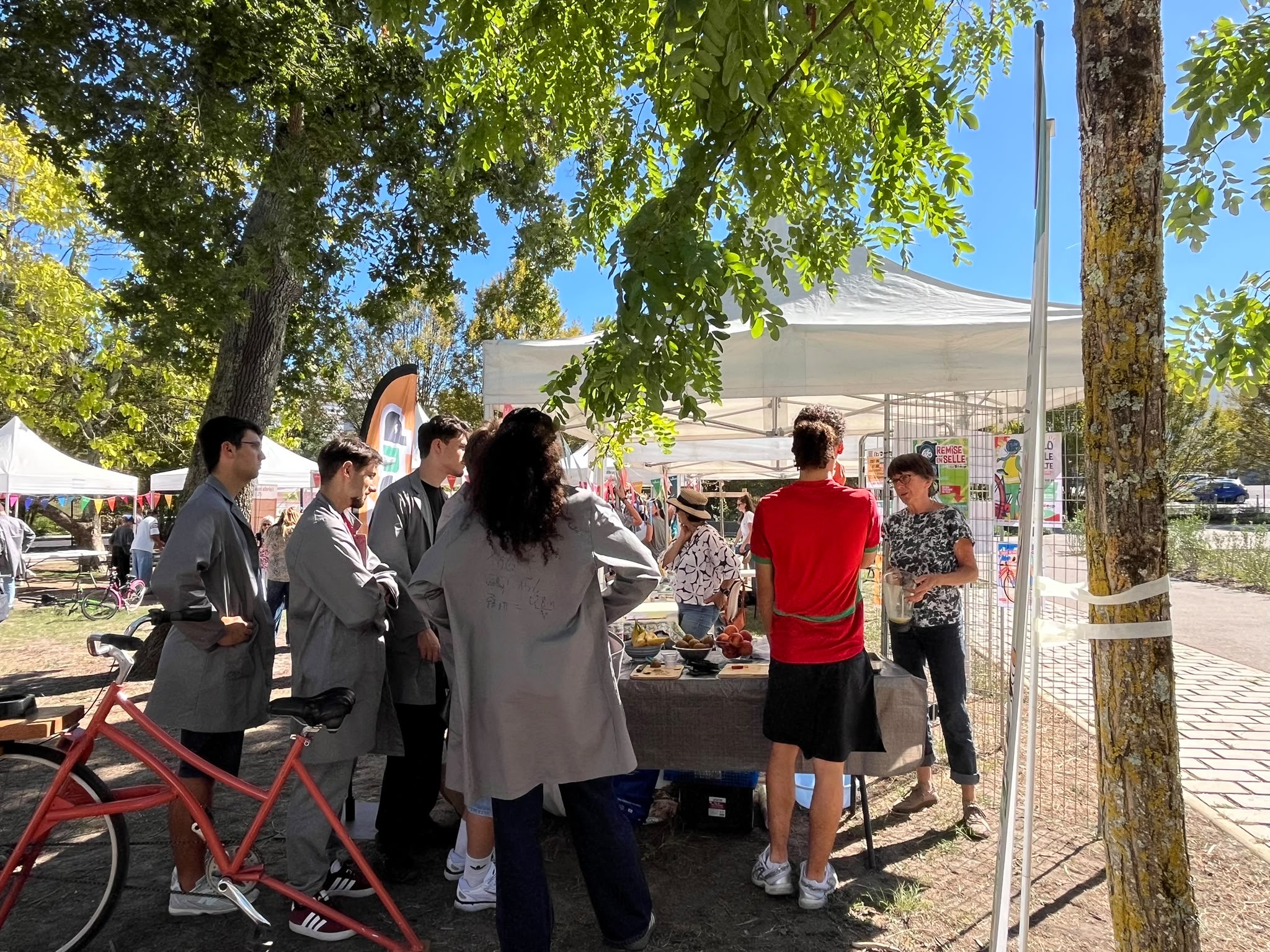 stand tenu par des élèves