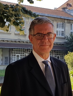 Portrait de Frédéric Geoffroy dans la cour du campus de Paris