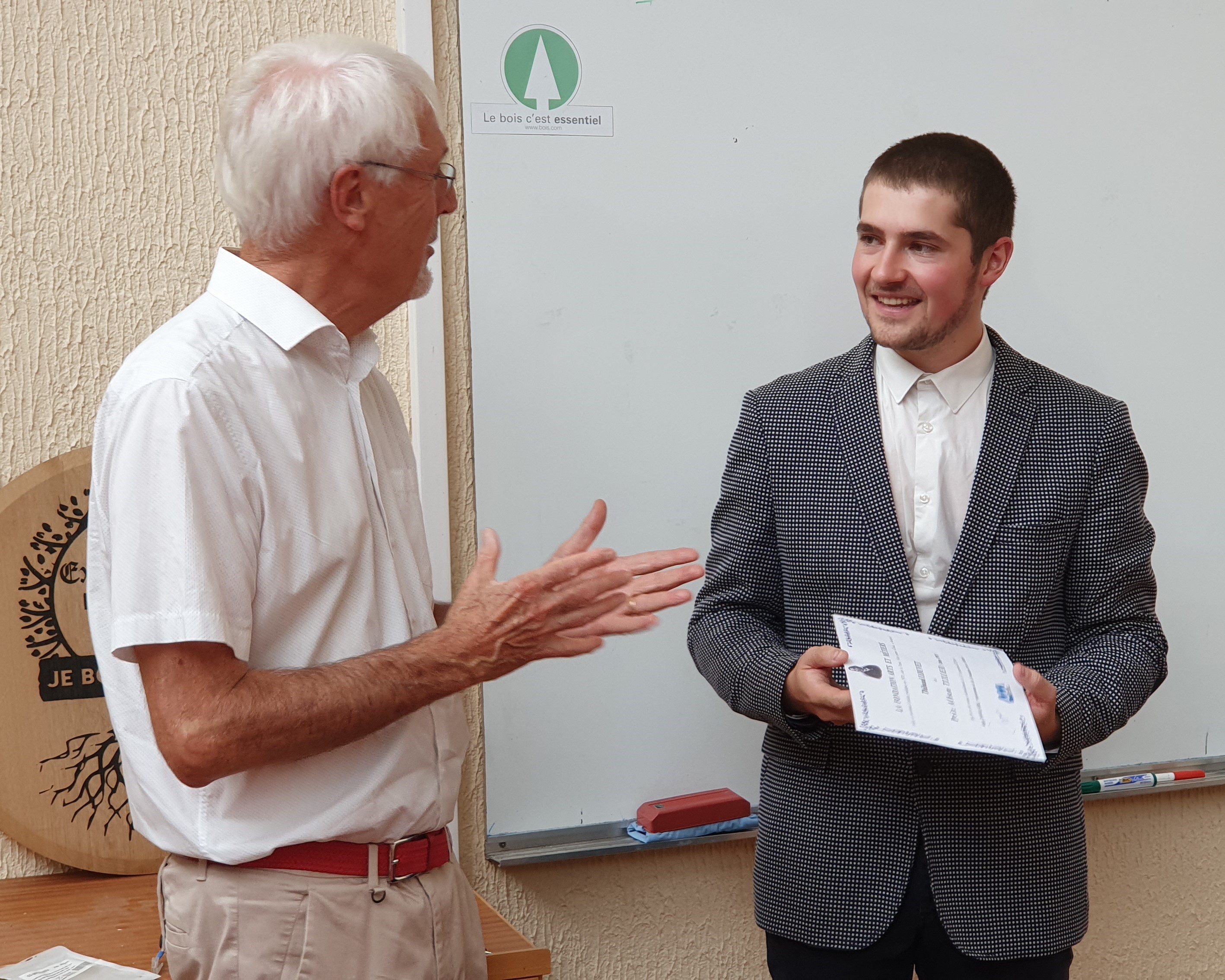 Alain dovillaire remet le prix Alban Tixier à Thibaut Louvet