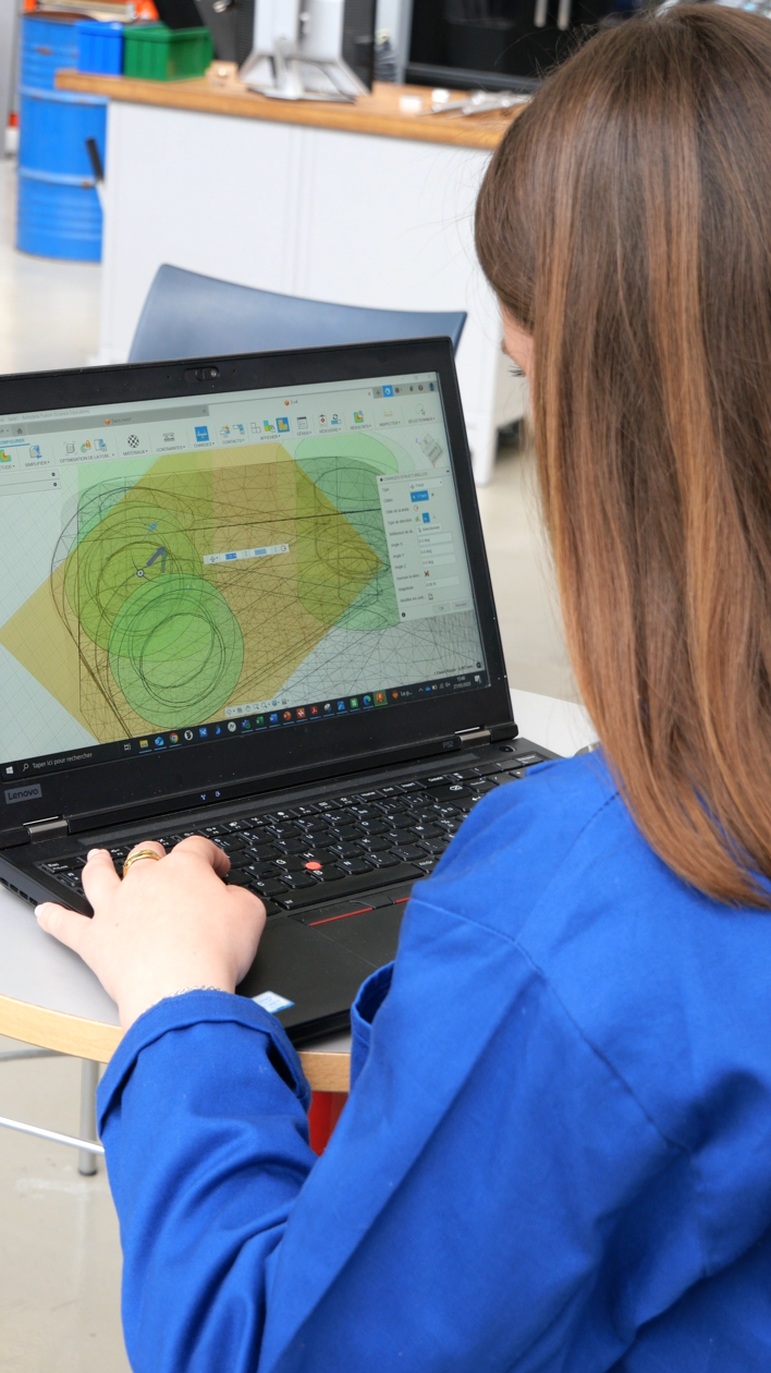 jeune fille travaillant sur l'ordinateur