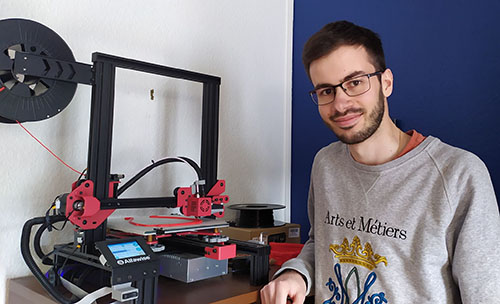 Louis avec son imprimante 3D depuis sa chambre
