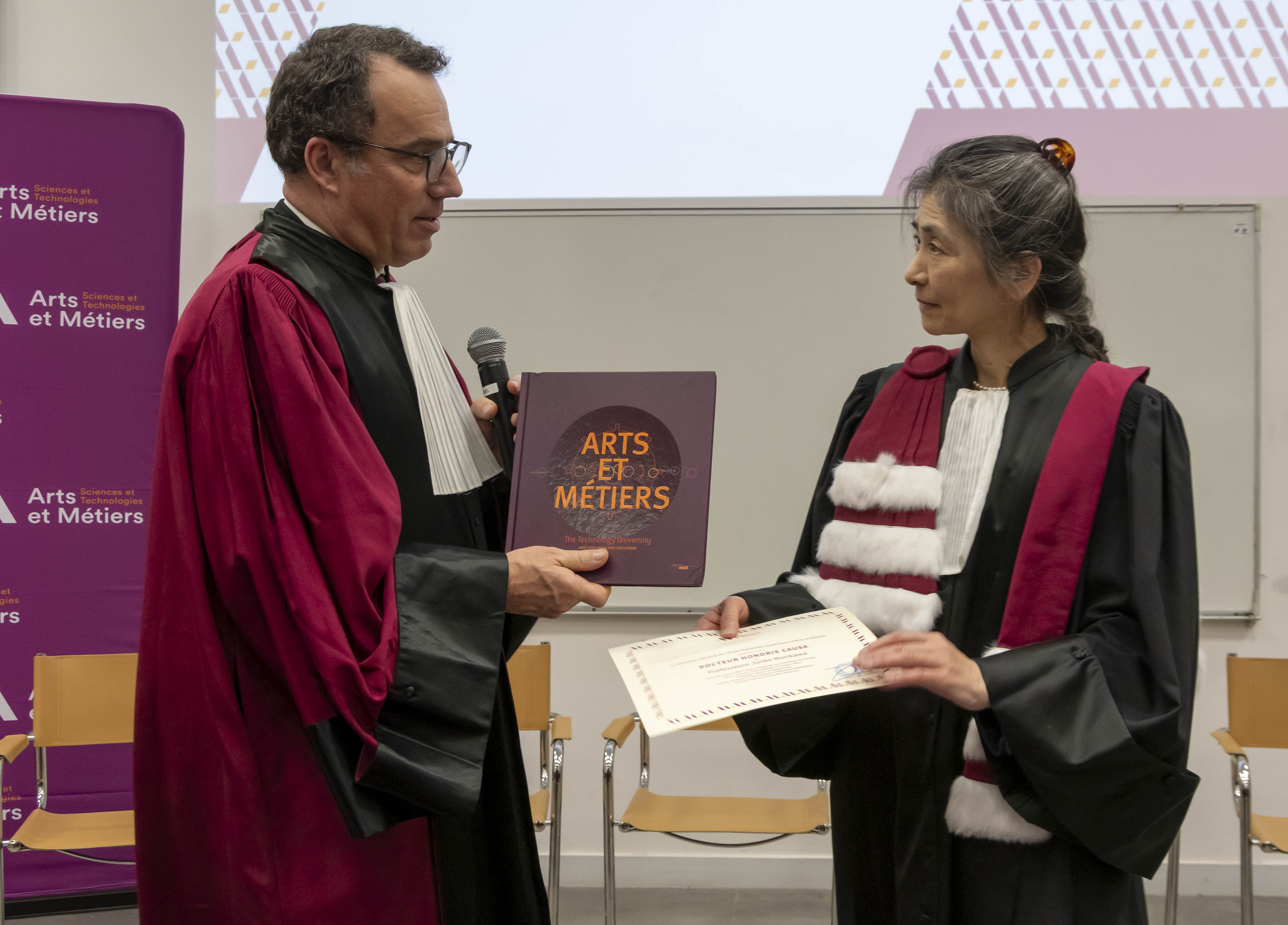 Remise du titre de Docteur Honoris Causa à Junko Morikawa