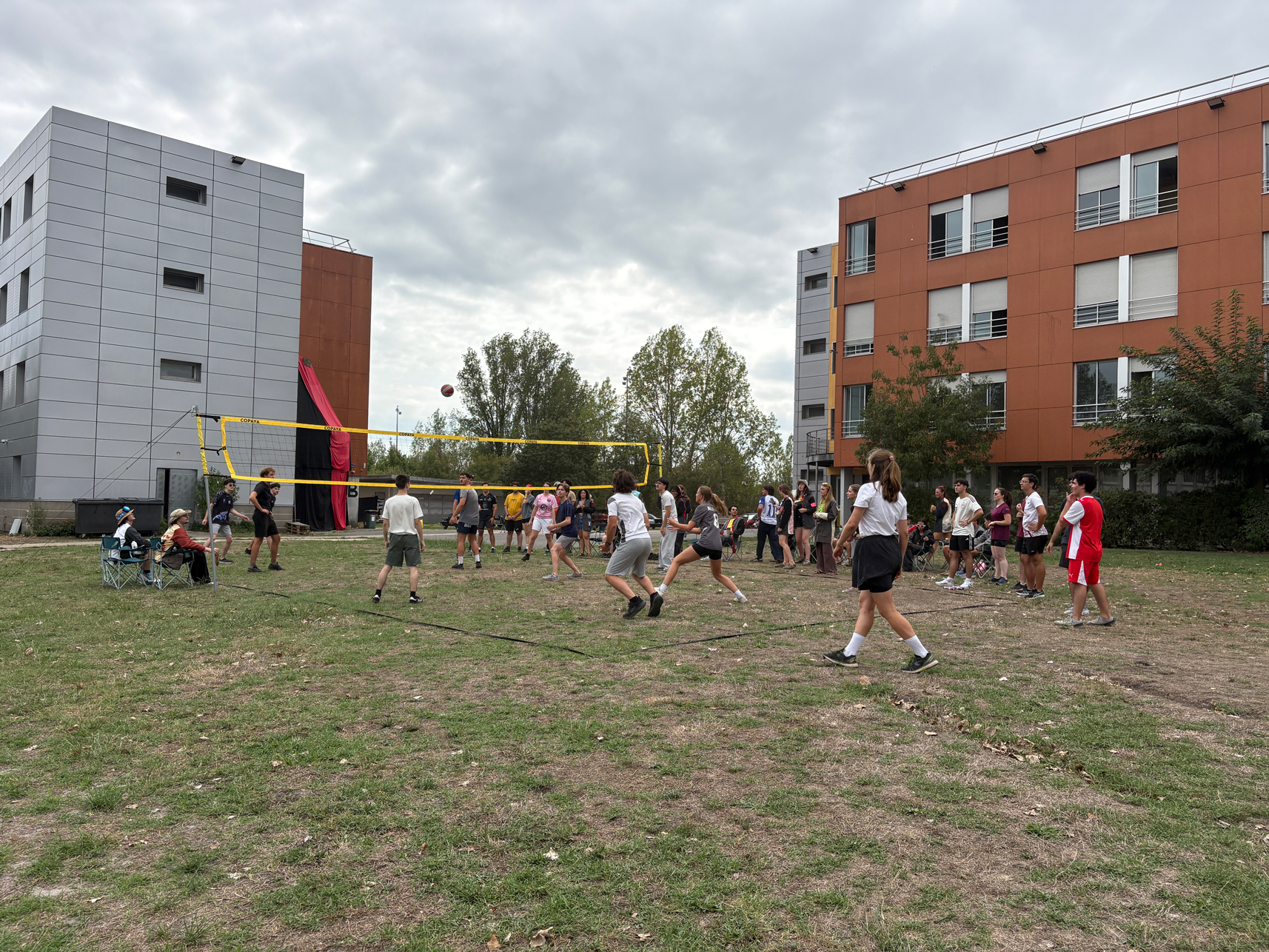 Elèves qui jouent au volley