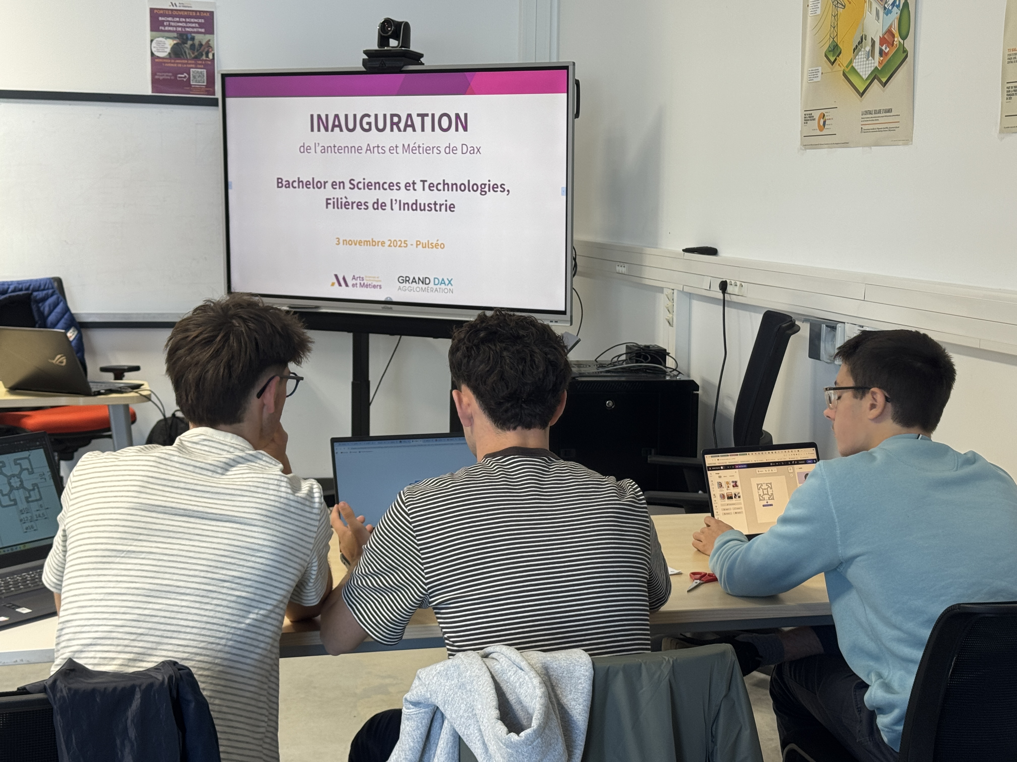 élèves travaillant sur un ordinateur