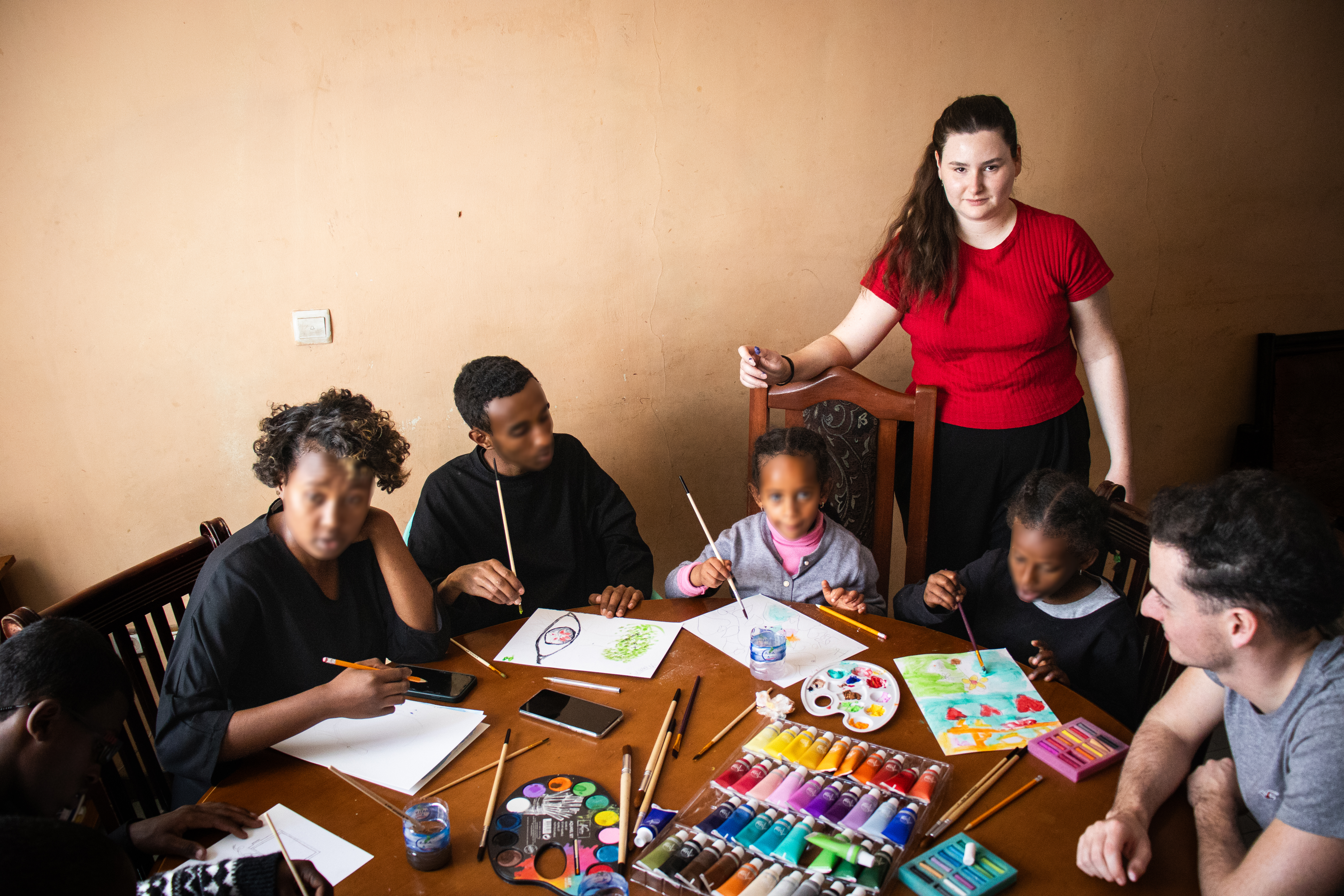 jeunes ingénieurs dessinant avec des enfants