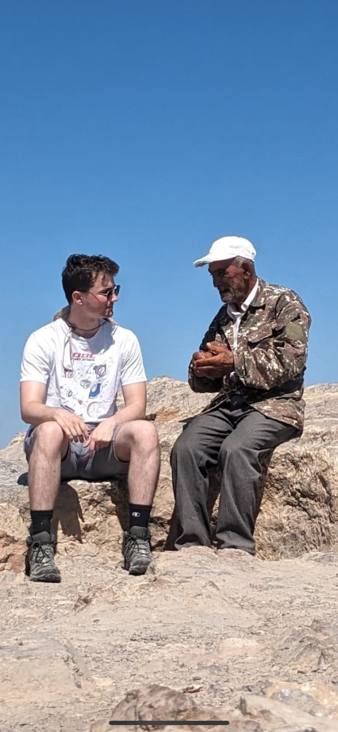 homme échangeant avec la population locale