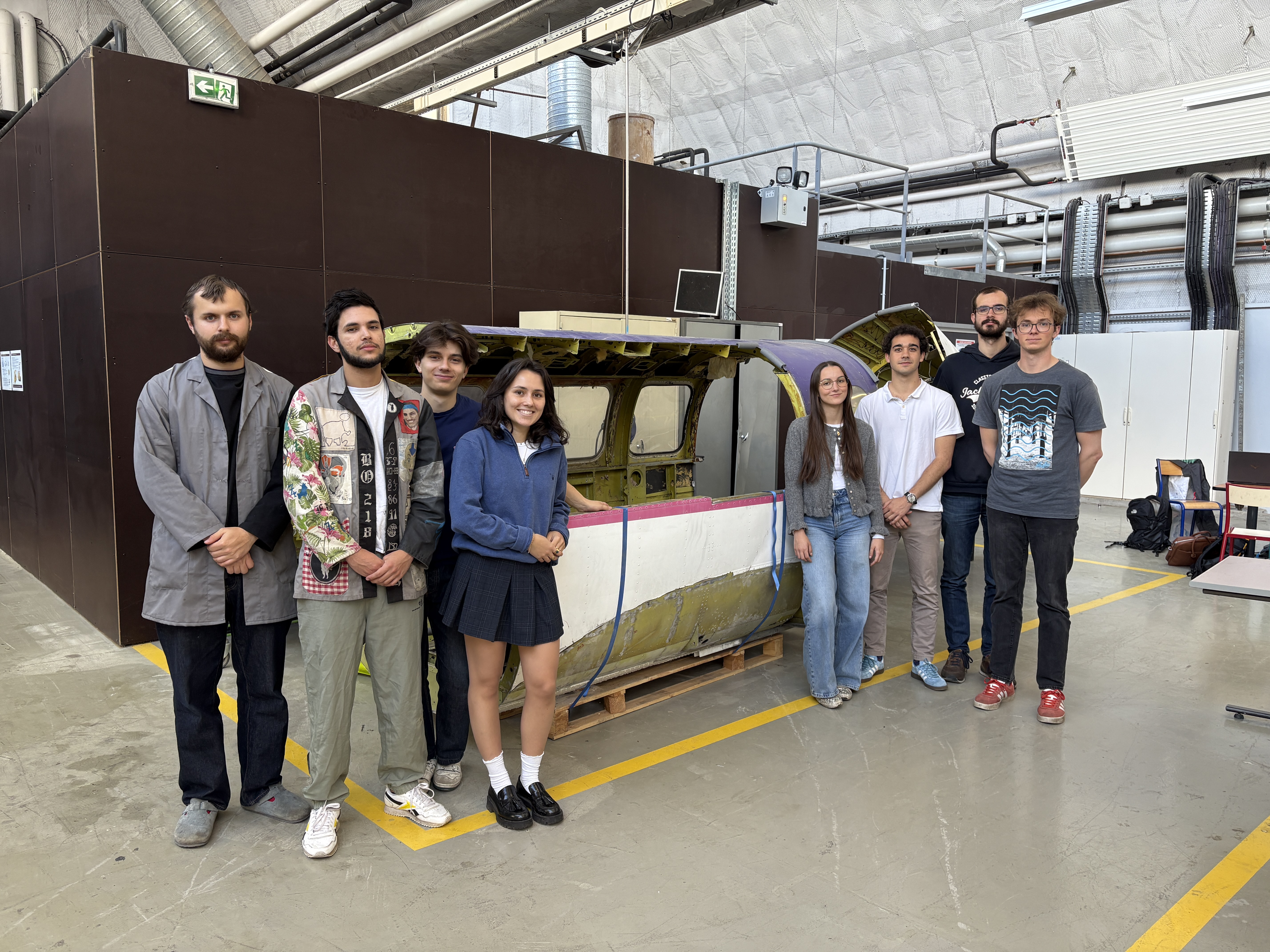 groupe étudiants travaillant sur une carlingue avion