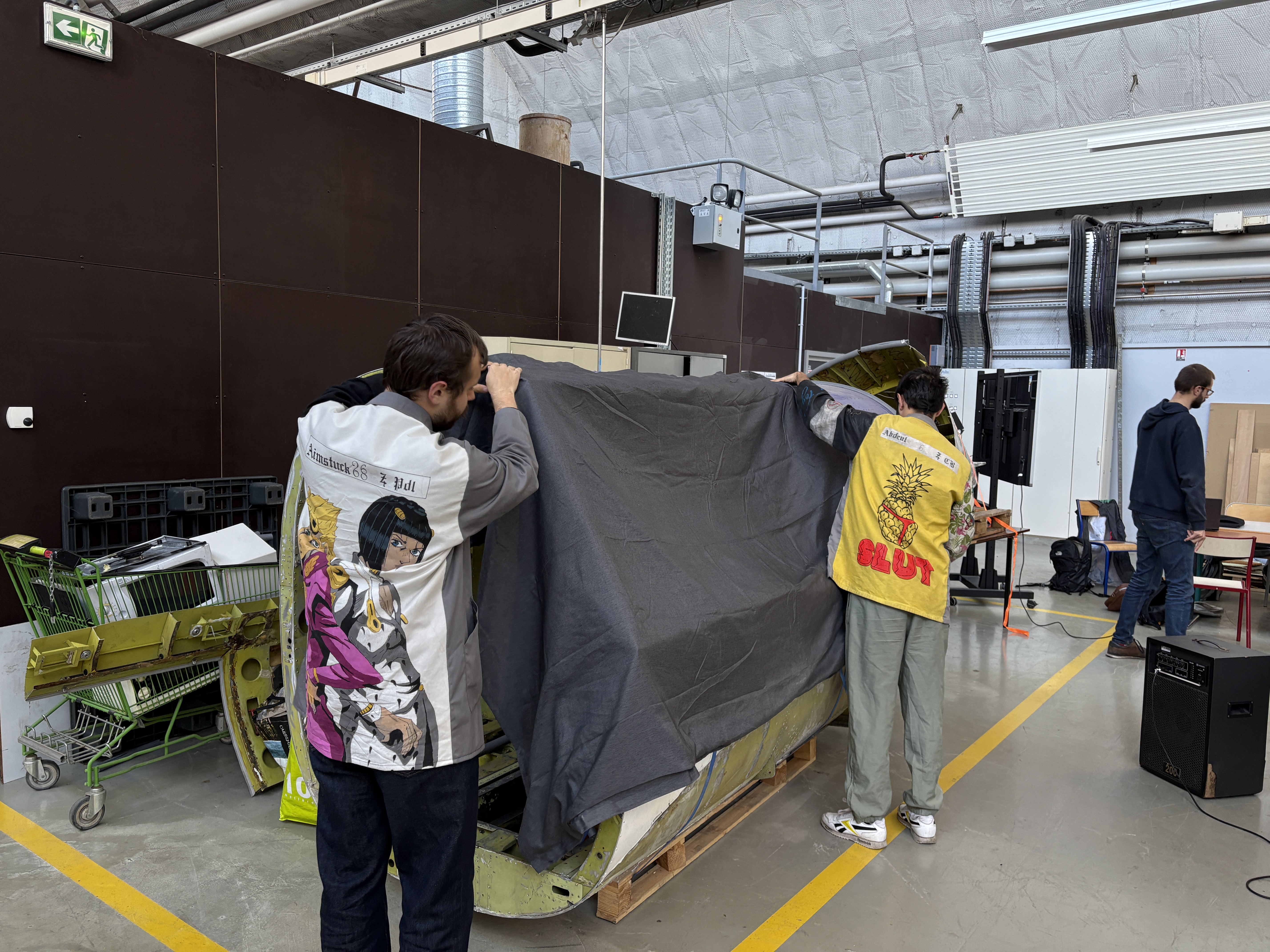 groupe étudiants travaillant sur une carlingue avion