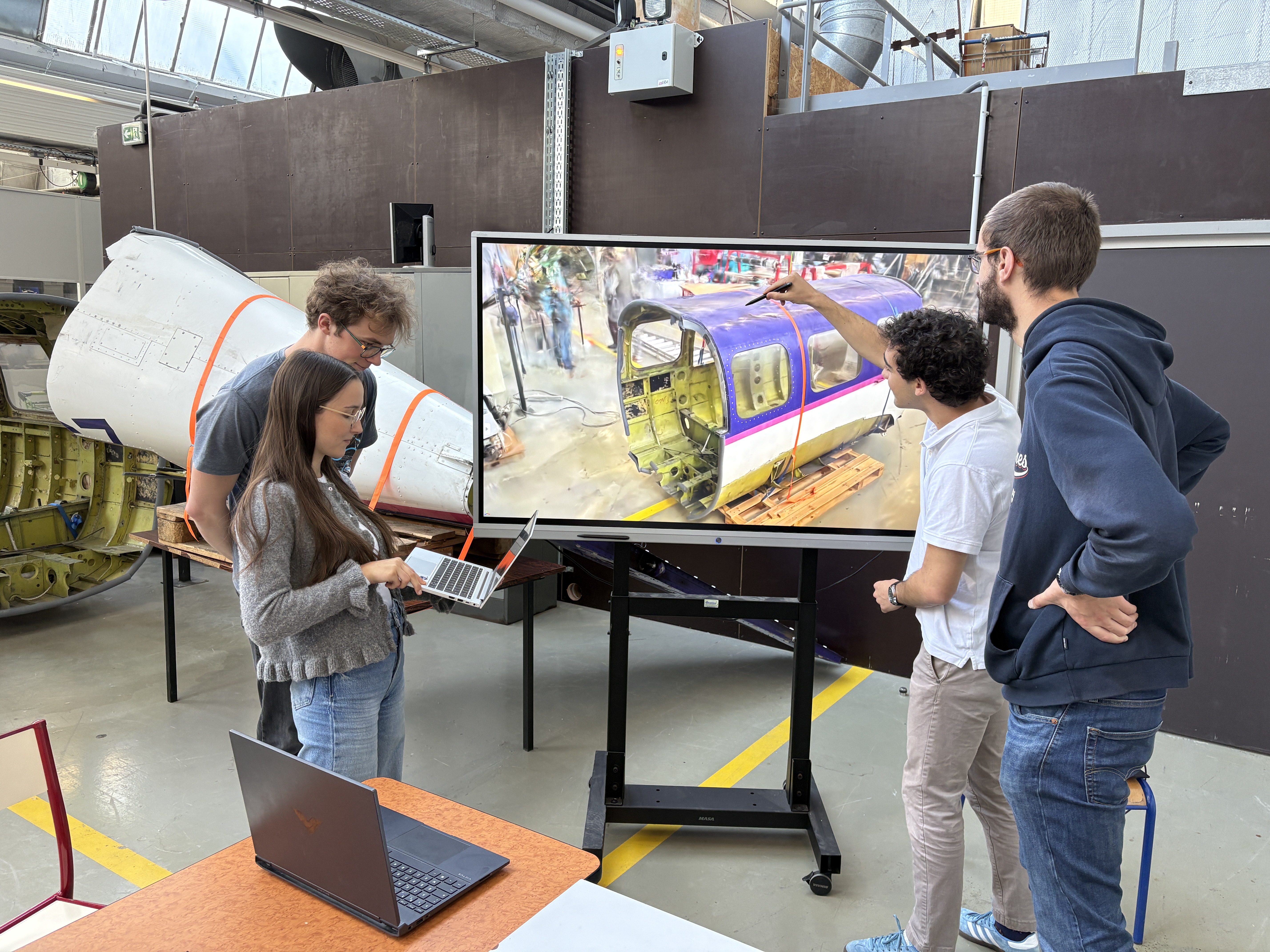 groupe étudiants travaillant sur une carlingue avion