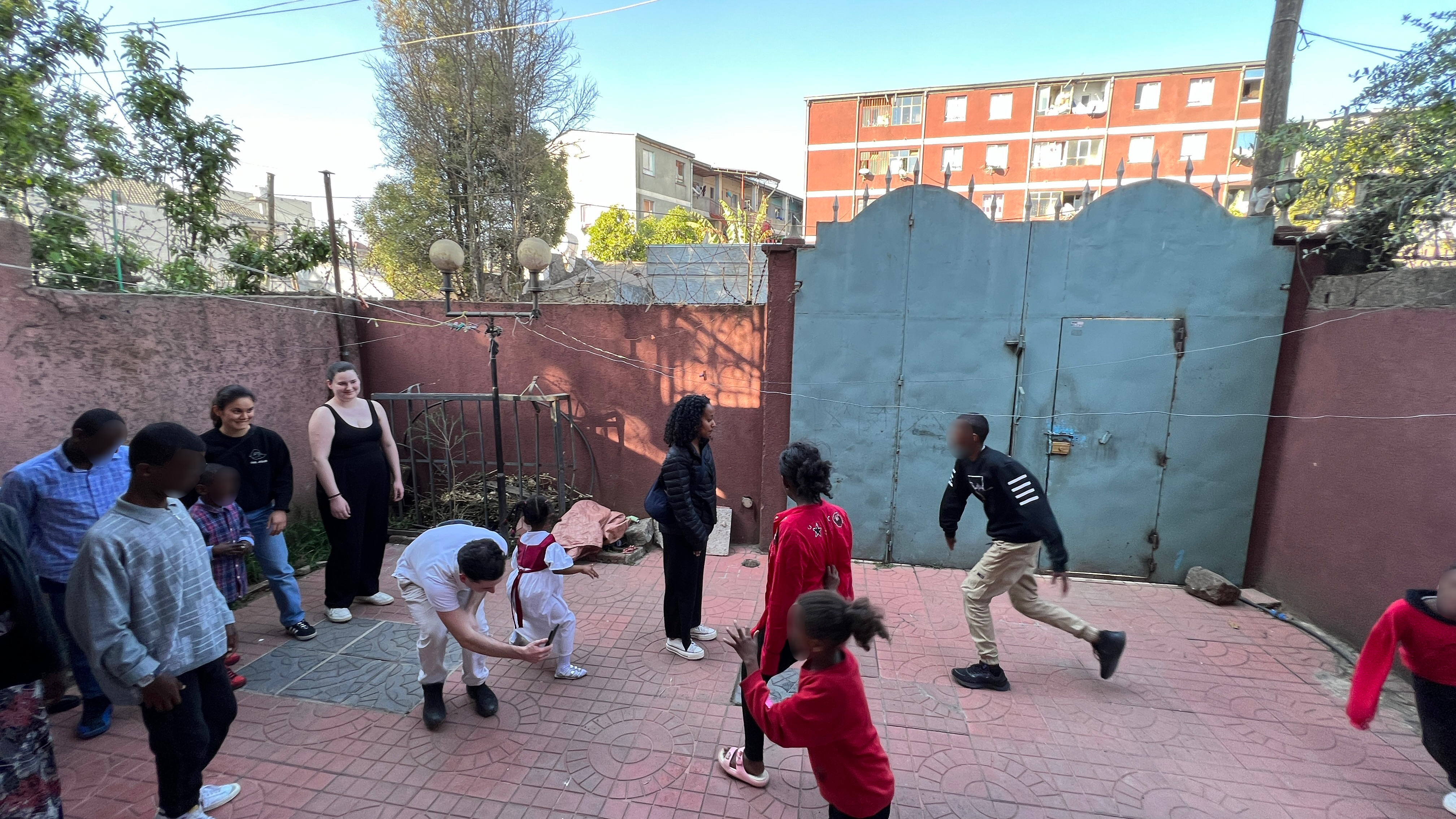 jeunes jouant dans la rue