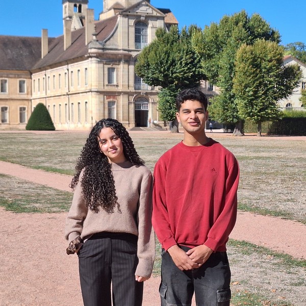 Ihssane Baraghen et Mohammed Derssi devant le bâtiment de l’ababye de Cluny.