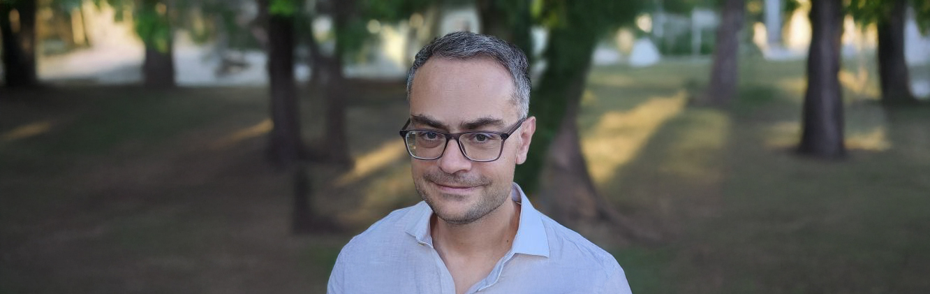 homme portant des lunettes