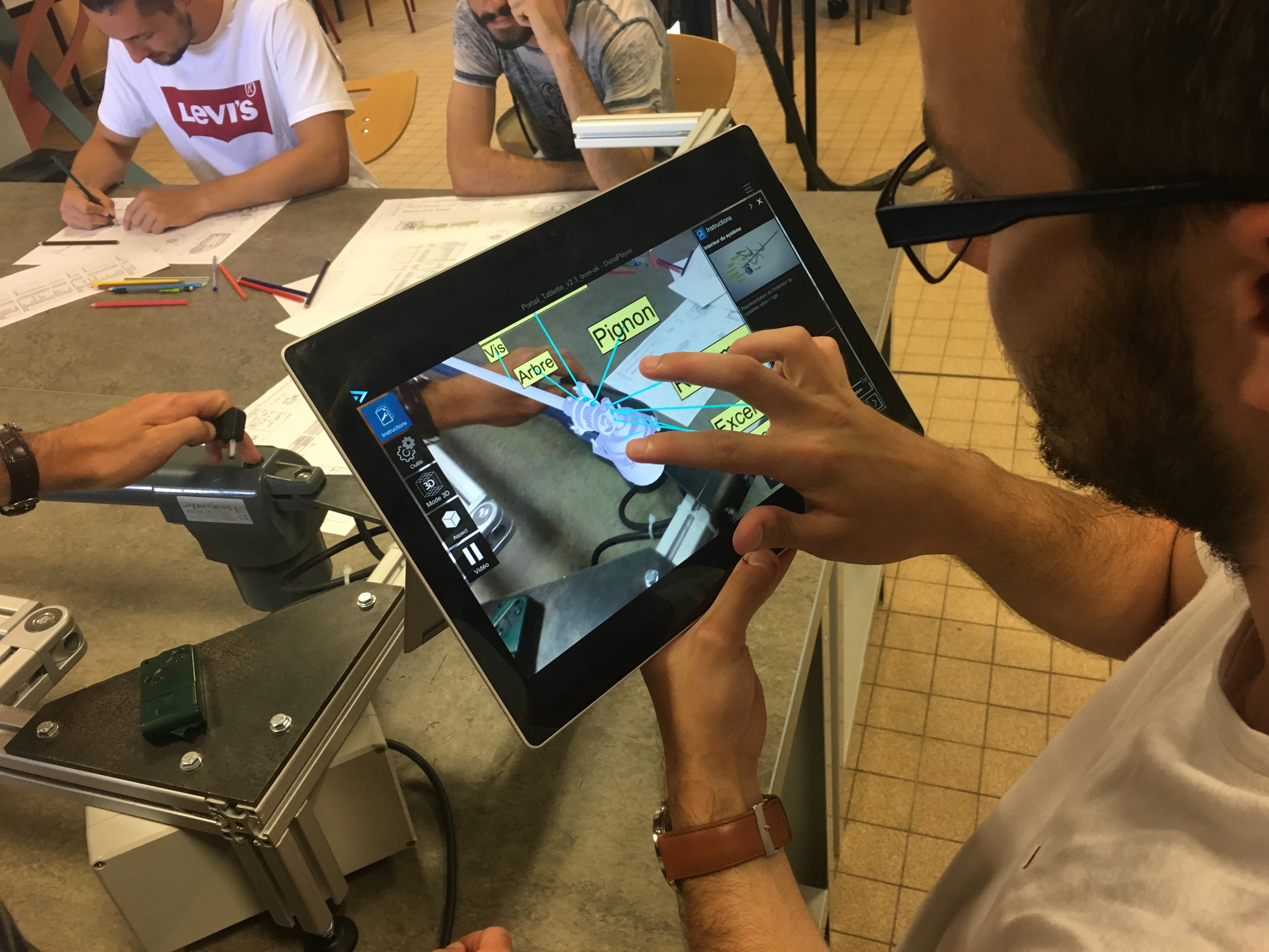 homme utilisant réalité étendue sur une tablette