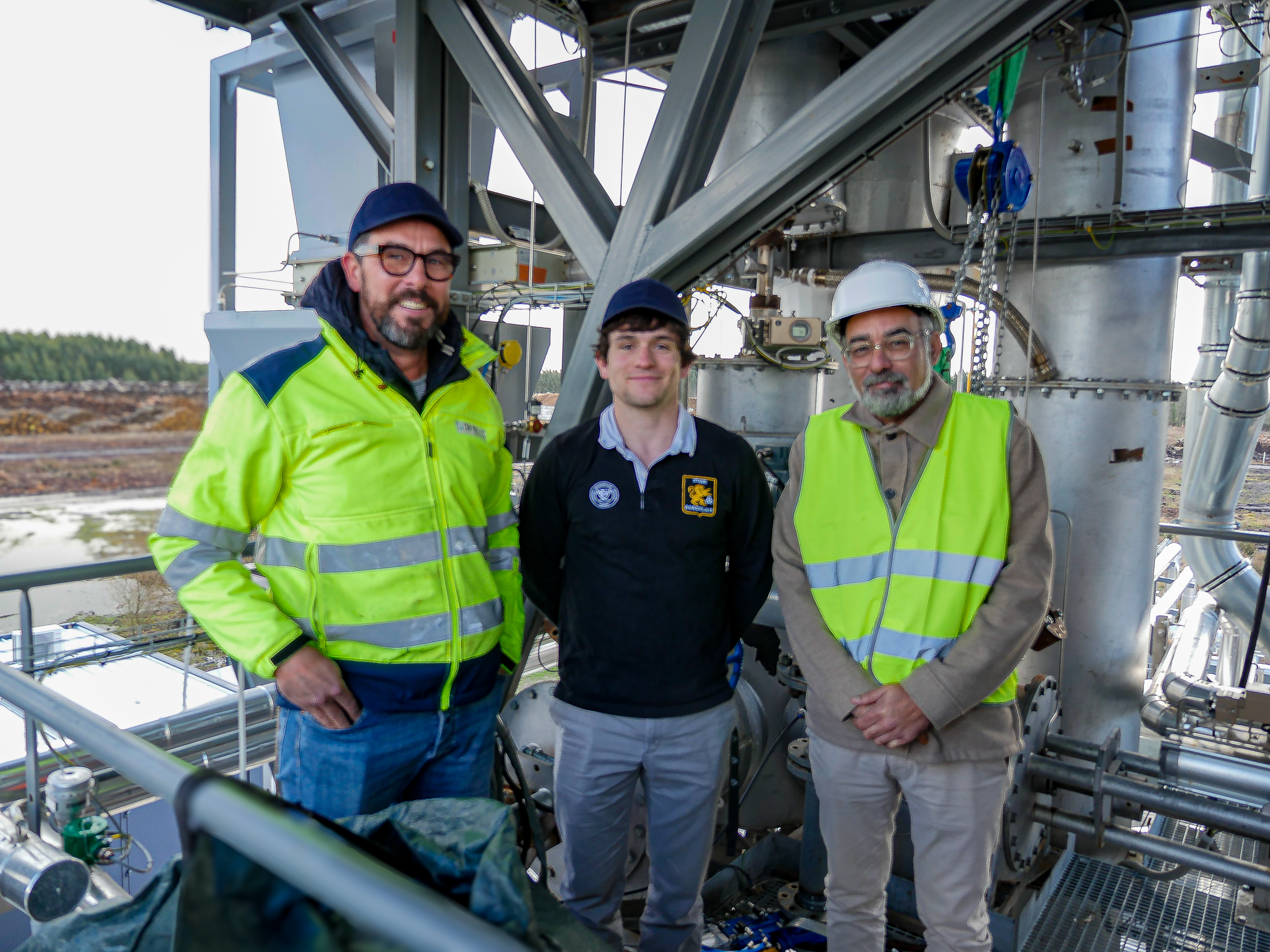 3 hommes sur le démonstrateur d'hydrogène