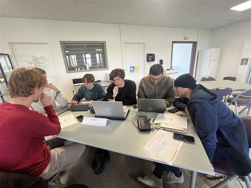 etudiants qui travaillent en groupe