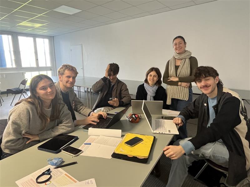 élèves qui travaillent en groupe et sourient