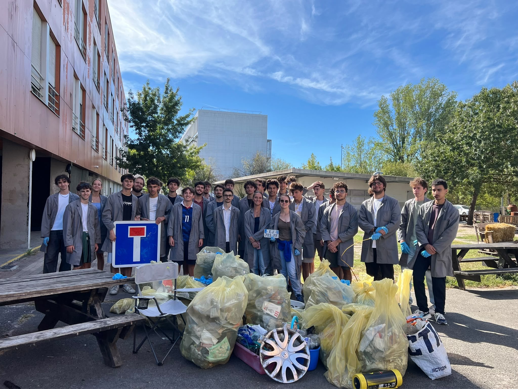 collecte de déchets par des élèves