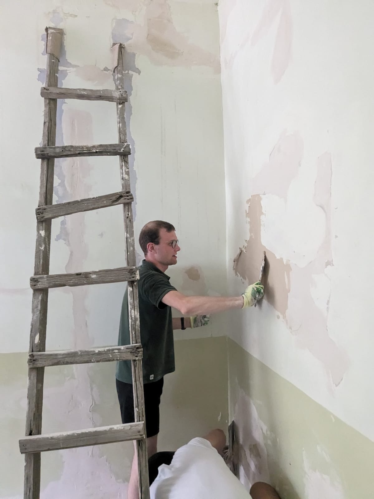 homme étalant de l'enduit