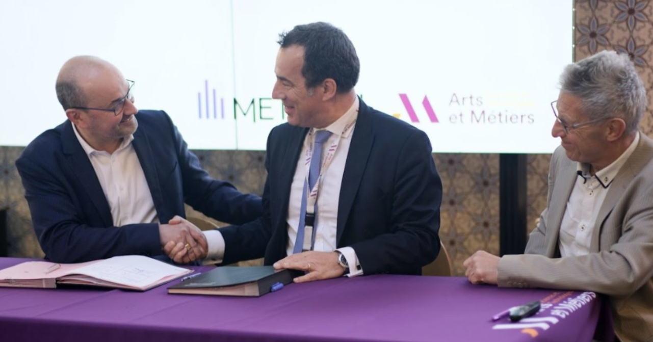 La plateforme METRON est une solution digitale centrale permettant la visualisation, le suivi en temps réel, l'optimisation et la modélisation de la stratégie de performance énergétique et de la feuille de route de décarbonisation d’une entité.  Elle permet ainsi à Arts et Métiers et à ses élèves-ingénieurs d’apprendre à maîtriser leur consommation énergétique, et d'utiliser la plateforme comme un outil pédagogique dans leur apprentissage. Elle contribue ainsi à sensibiliser et former les futurs ingénieurs à l'importance du management de l'énergie grâce au digital. De septembre à mars dernier, un groupe d'étudiants a consacré une partie de son temps à l’optimisation énergétique du campus Arts et Métiers de Lille. Ce travail a permis d'améliorer non seulement la performance énergétique du campus, mais aussi les compétences des étudiants en matière de pilotage de l'énergie par la donnée, à travers la mise à disposition de jeux de données portant sur des équipements industriels.     Un programme de formation qui s’appuie sur le modèle d’usine école connectée d’Arts et Métiers METRON propose également des formations en énergie et data aux étudiants Arts et Métiers en complément de leur formation existante. Organisme de formation enregistré depuis début 2023 et certifié Qualiopi depuis juin 2023, METRON met à disposition sa plateforme d’apprentissage en ligne, METRON Academy, pour contribuer à la montée en compétences des étudiants dans ces domaines clés. Ce programme de formation a été co-construit avec Arts et Métiers. METRON bénéficie ainsi de l’excellence de l’établissement en matière de pédagogie et d’enseignement, notamment les Evolutive Learning Factory développées sur chaque Campus. Ces lignes de production évolutives, représentatives de l’industrie du futur sont entièrement digitalisées et doublées de jumeaux numériques pour former les étudiants et enseignants d’Arts et Métiers. Elles peuvent également être utilisées par les entreprises partenaires, dont METRON. Vincent Sciandra, PDG de METRON, a déclaré : "Nous sommes très heureux de ce partenariat avec Arts et Métiers qui illustre notre volonté de jouer un rôle moteur et concret dans la formation des futurs acteurs majeurs de l'industrie et de la recherche. En leur donnant accès à notre plateforme et à notre expertise, nous contribuons à préparer les jeunes talents et à faire du digital un outil utile pour relever les défis énergétiques et climatiques de demain. Ce partenariat novateur ouvre la voie à de futures collaborations avec d'autres établissements d'enseignement supérieur, contribuant ainsi à la sensibilisation de toute une génération d'ingénieurs au rôle du digital dans la décarbonation. " Xavier Chateau, Directeur général adjoint du groupe Arts et Métiers :  “Accompagner les entreprises dans la conquête de leur responsabilités sociétales et environnementales en formant leurs futurs leaders est la priorité pour Arts et Métiers. Former nos étudiants à des solutions d’optimisation d’énergie grâce à la digitalisation, tels que ceux développés par METRON, illustre notre volonté commune de développer l’acquisition de compétences dans un environnement à échelle industrielle, telle une véritable usine école évolutive »  A propos d’Arts et Métiers  Grand établissement technologique, Arts et Métiers compte 14 sites et a pour missions principales la formation d’ingénieurs et cadres de l’industrie, la recherche et l’innovation. Il forme chaque année plus de 6 000 étudiants du bac+3 jusqu’au bac+8. Par ses formations, ses 15 laboratoires et sa recherche partenariale, Arts et Métiers est un acteur socio-économique de premier plan au service des territoires.  En savoir plus : https://artsetmetiers.fr Contact presse Arts et Métiers :  Agence Rumeur publique ensam@rumeurpublique.fr Lorraine Froment / 06 16 31 64 92 Emmanuelle Girault / 06 25 52 52 17  A propos de METRON METRON est une cleantech française dont la raison d’être est de digitaliser l’énergie pour décarboner les territoires. La solution logicielle mise au point par METRON permet aux entreprises de tous secteurs d’activités d’analyser et d’optimiser en temps réel leur consommation énergétique et de réduire leur empreinte carbone. Fondée en 2013 à Paris, METRON compte plus de 100 150 collaborateurs à travers le monde. Des acteurs clés du secteur de l'énergie ont reconnu METRON comme un game- changer mondial : classé dans le "Global Cleantech 100"en 2022 (San Francisco) et French Tech Green20 en 2021 et 2022 et French Tech 2030 en 2023, et récompensé́ par BloombergNEF (New-York) en 2019, entre autres. La solution METRON est également certifiée "Solar Impulse Efficient Solution” pour le monde.