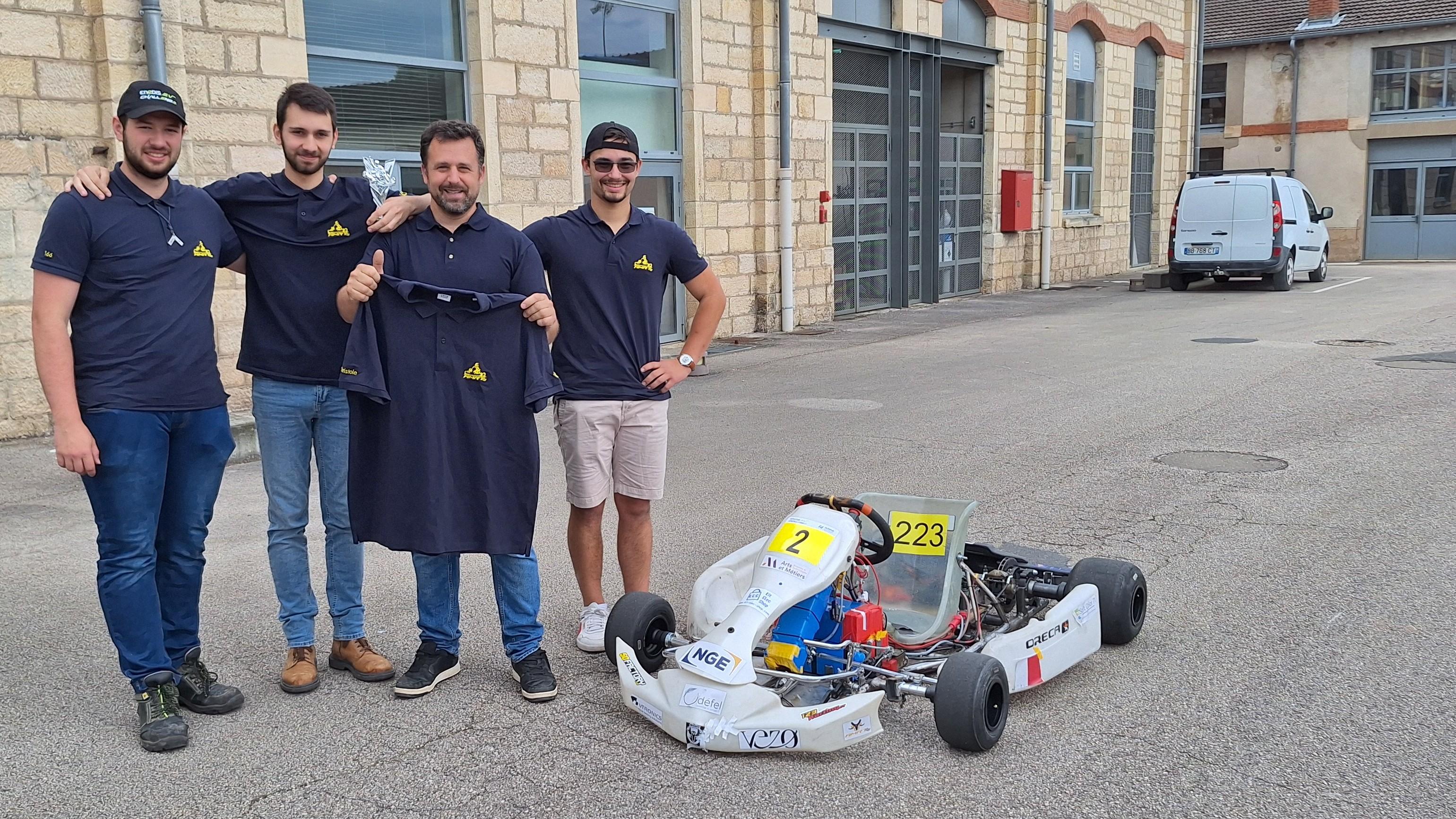 Les étudiants ont tenu à remercier Christophe Priolet Lefebvre, assistant ingénieur au sein de l'atelier Forge.
