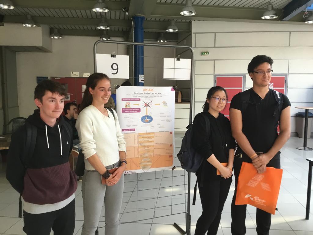 Groupe d'élèves qui ont travaillé sur le projet livraison de pizza à domicile avec un drones